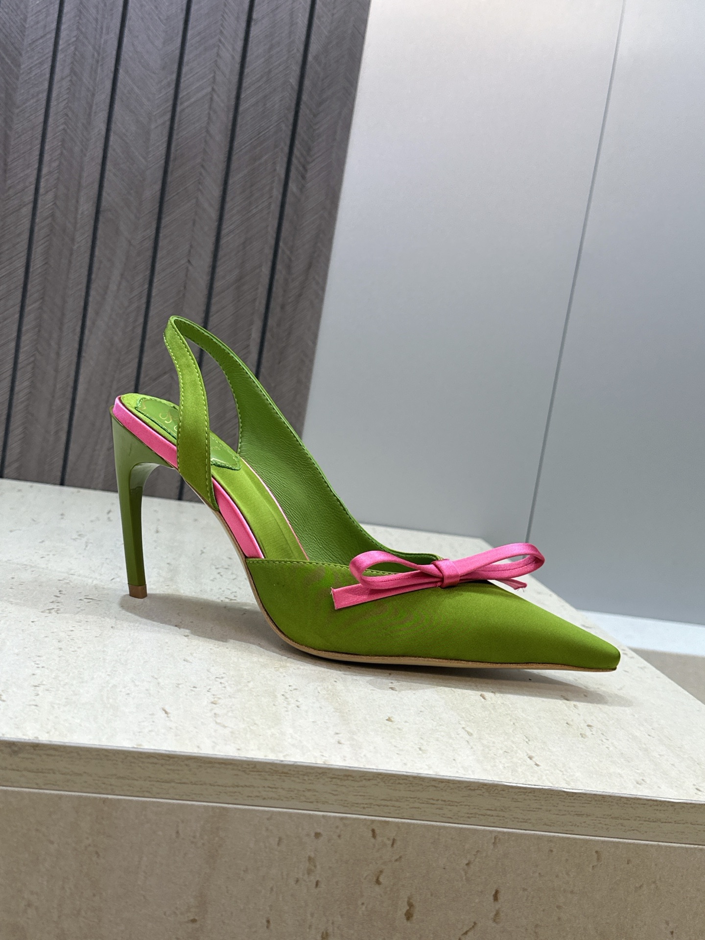 Roger  Vivier 罗杰.维维亚 2026春夏新款果冻色蝴蝶结水钻女婚鞋 RV明星同款字母log