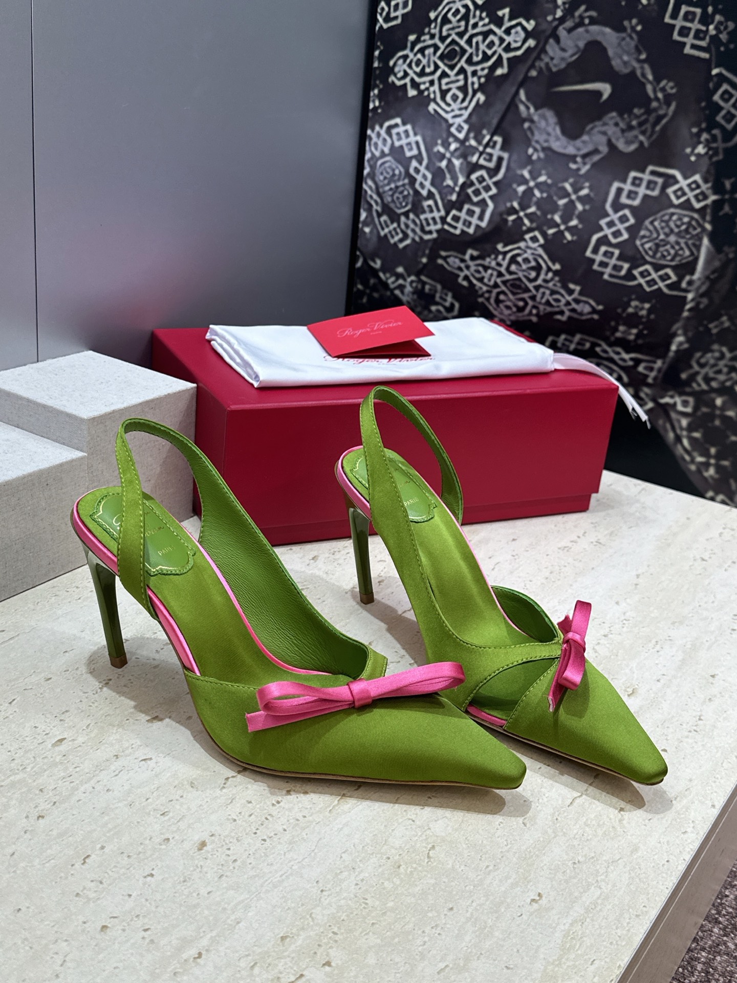 Roger  Vivier 罗杰.维维亚 2026春夏新款果冻色蝴蝶结水钻女婚鞋 RV明星同款字母log