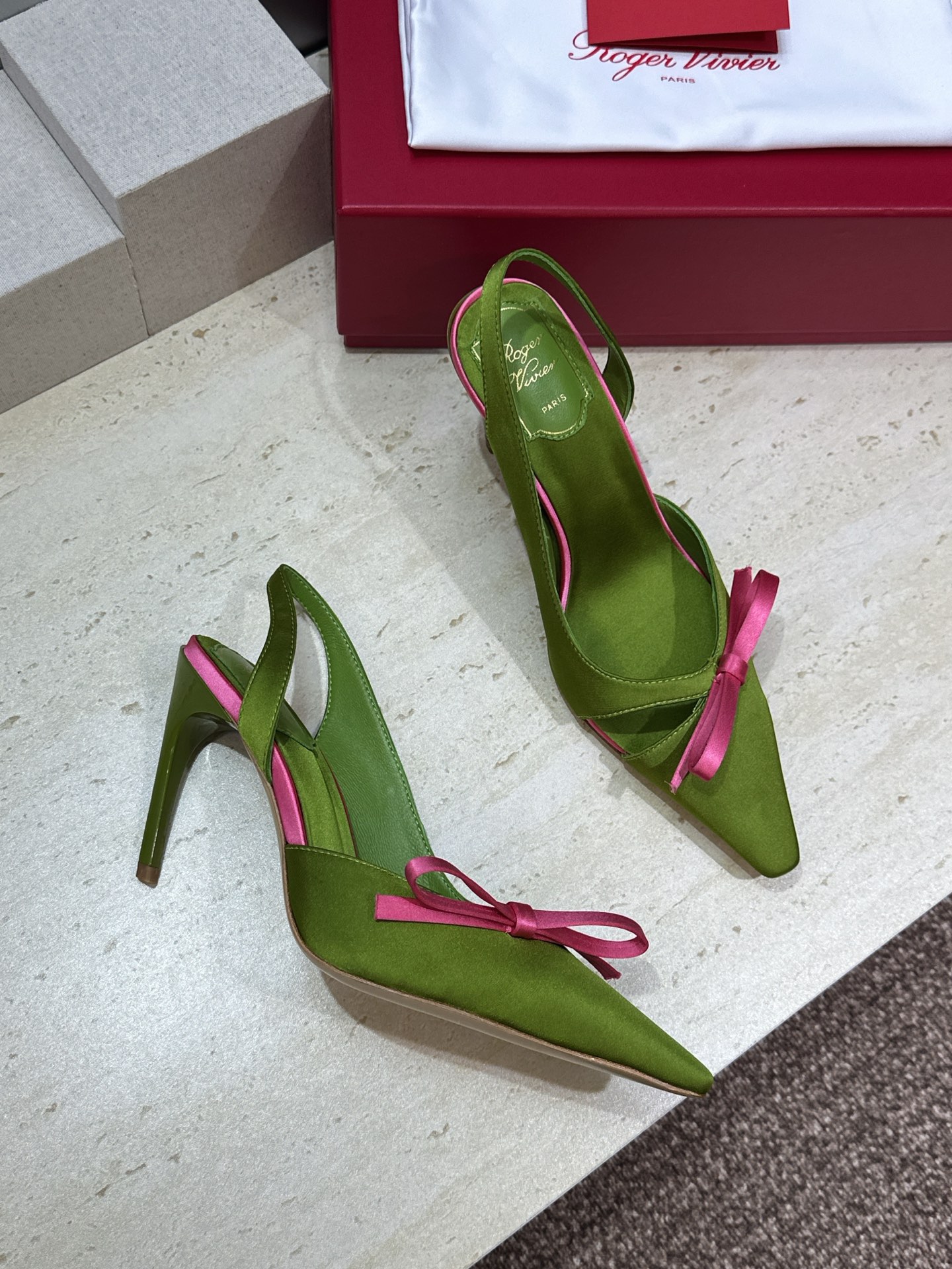 Roger  Vivier 罗杰.维维亚 2026春夏新款果冻色蝴蝶结水钻女婚鞋 RV明星同款字母log