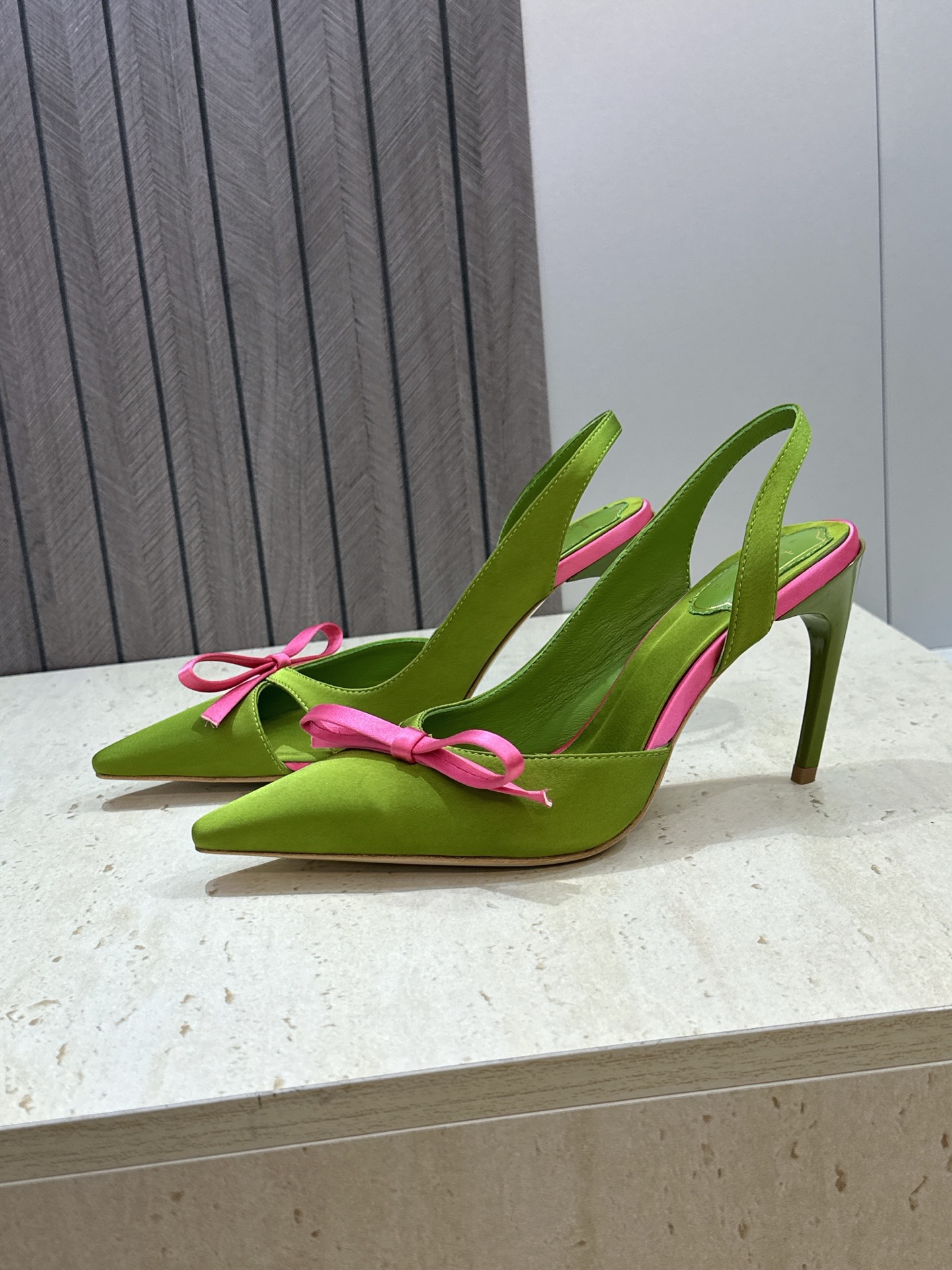 Roger  Vivier 罗杰.维维亚 2026春夏新款果冻色蝴蝶结水钻女婚鞋 RV明星同款字母log