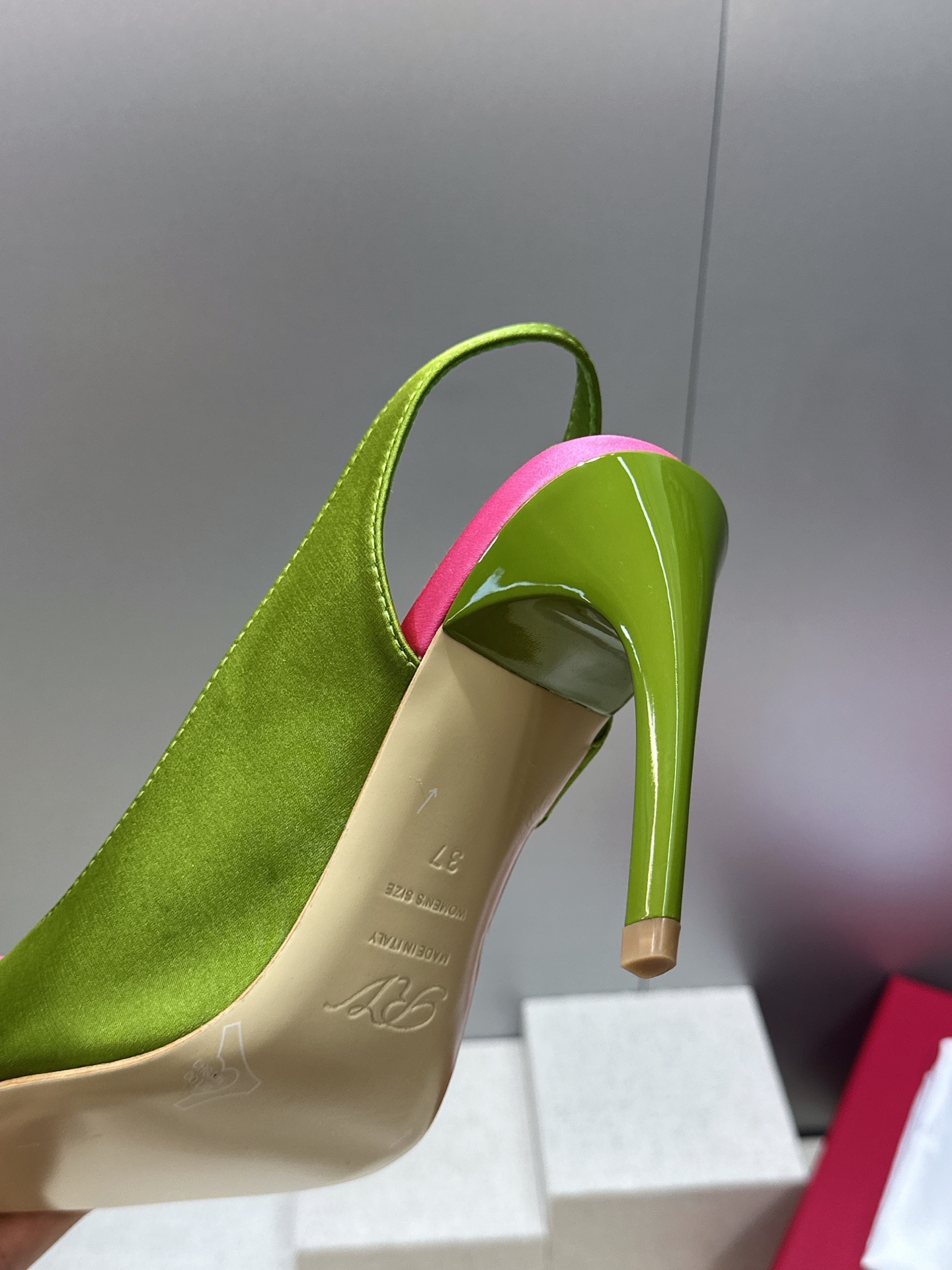 Roger  Vivier 罗杰.维维亚 2026春夏新款果冻色蝴蝶结水钻女婚鞋 RV明星同款字母log