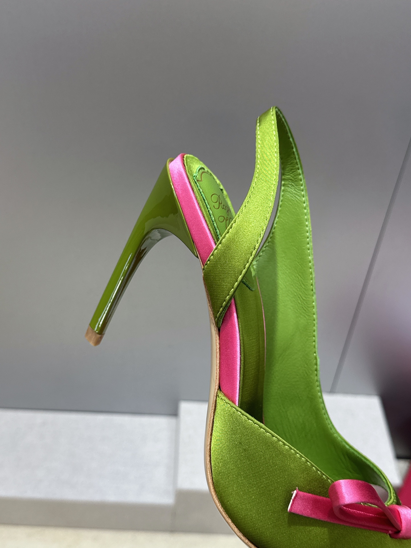 Roger  Vivier 罗杰.维维亚 2026春夏新款果冻色蝴蝶结水钻女婚鞋 RV明星同款字母log