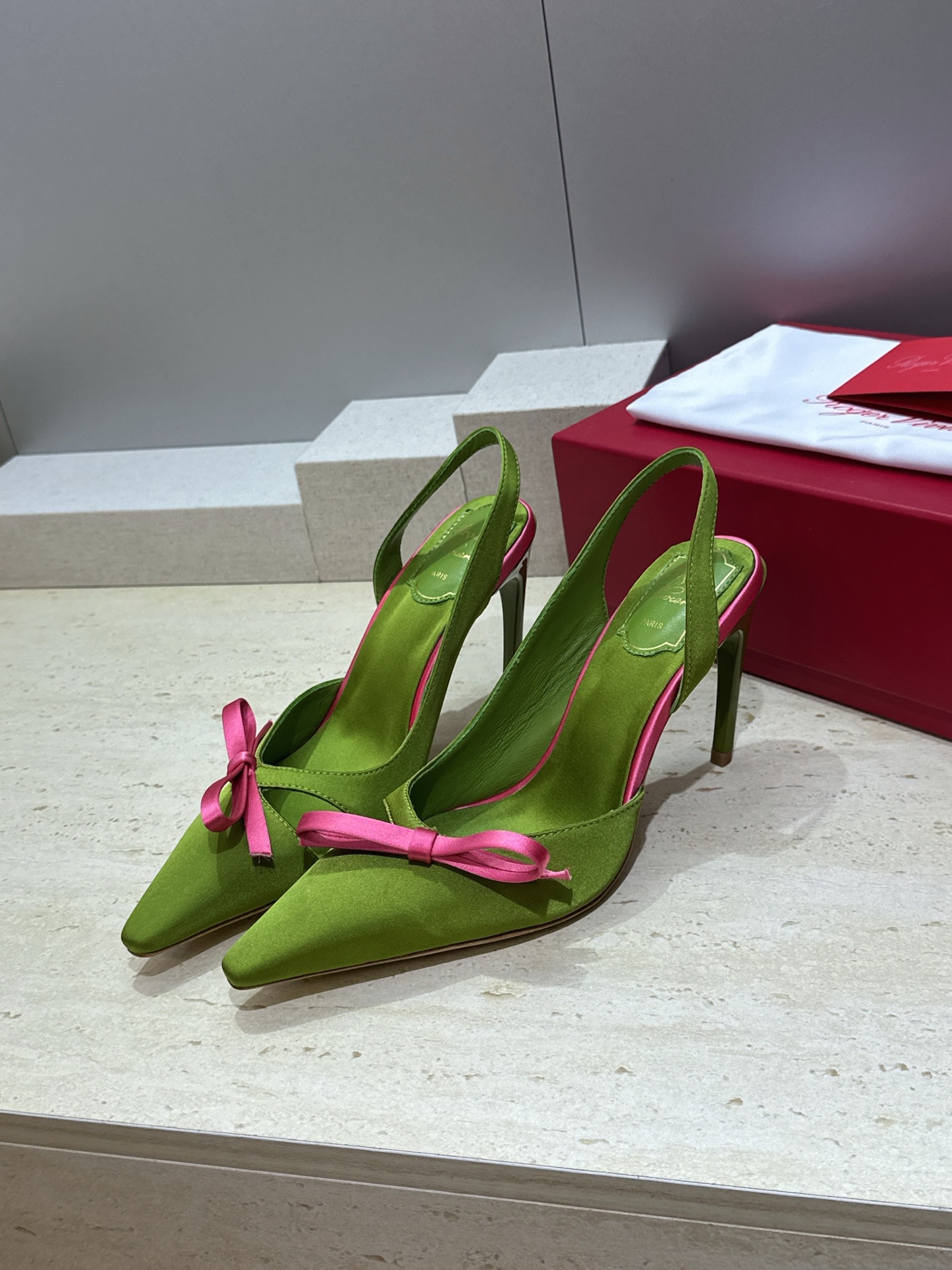 Roger  Vivier 罗杰.维维亚 2026春夏新款果冻色蝴蝶结水钻女婚鞋 RV明星同款字母log