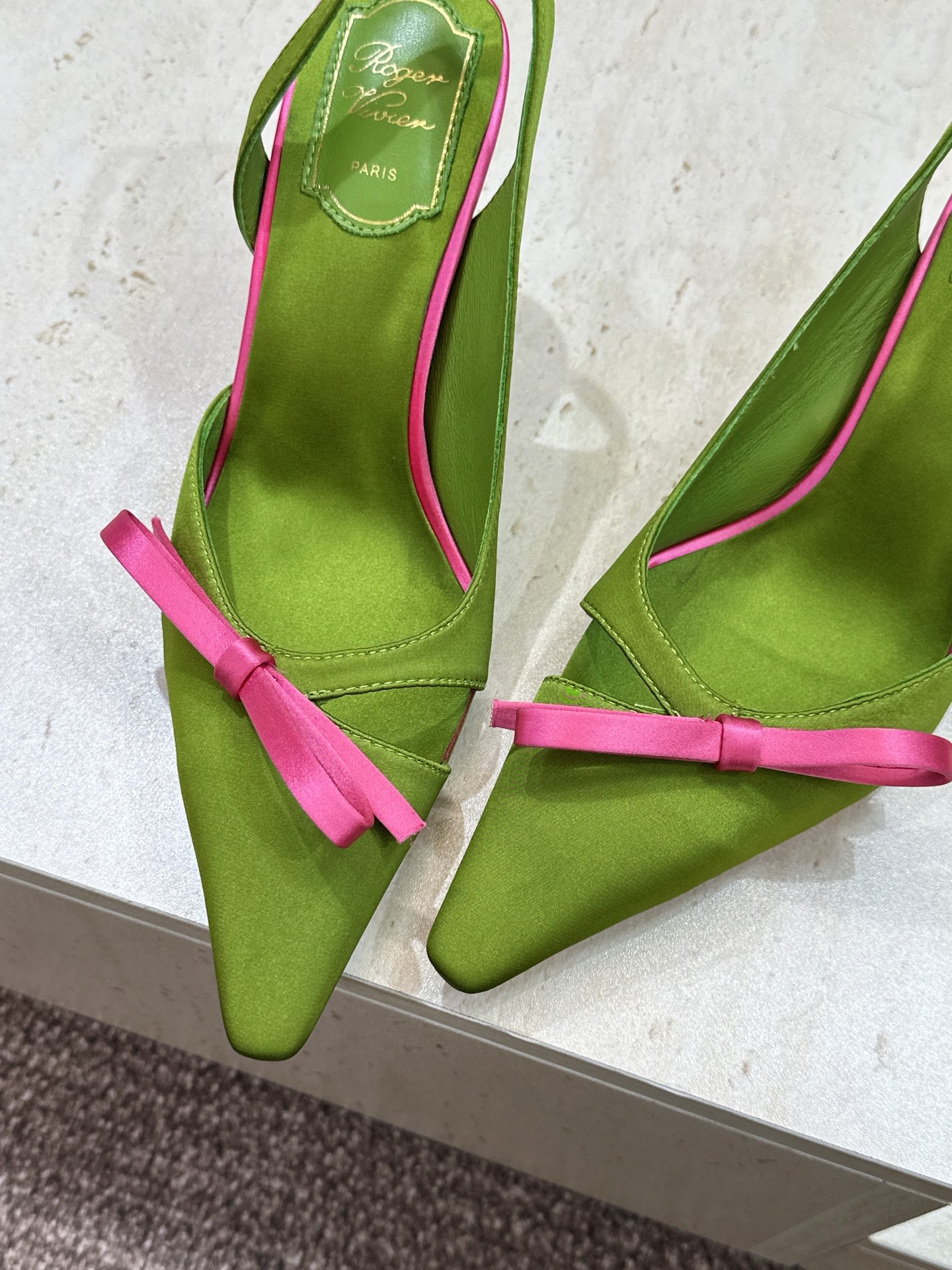 Roger  Vivier 罗杰.维维亚 2026春夏新款果冻色蝴蝶结水钻女婚鞋 RV明星同款字母log
