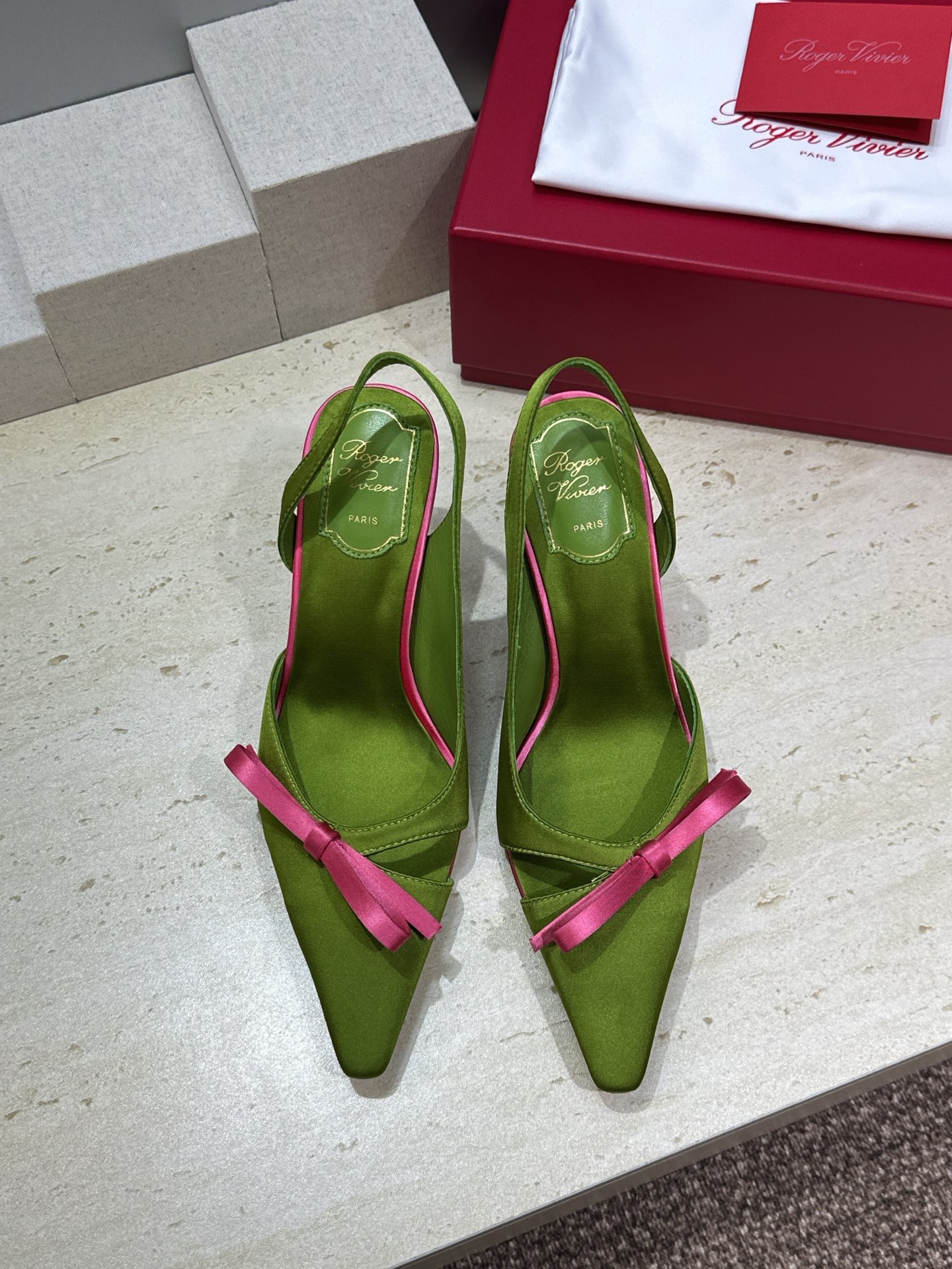 Roger  Vivier 罗杰.维维亚 2026春夏新款果冻色蝴蝶结水钻女婚鞋 RV明星同款字母log