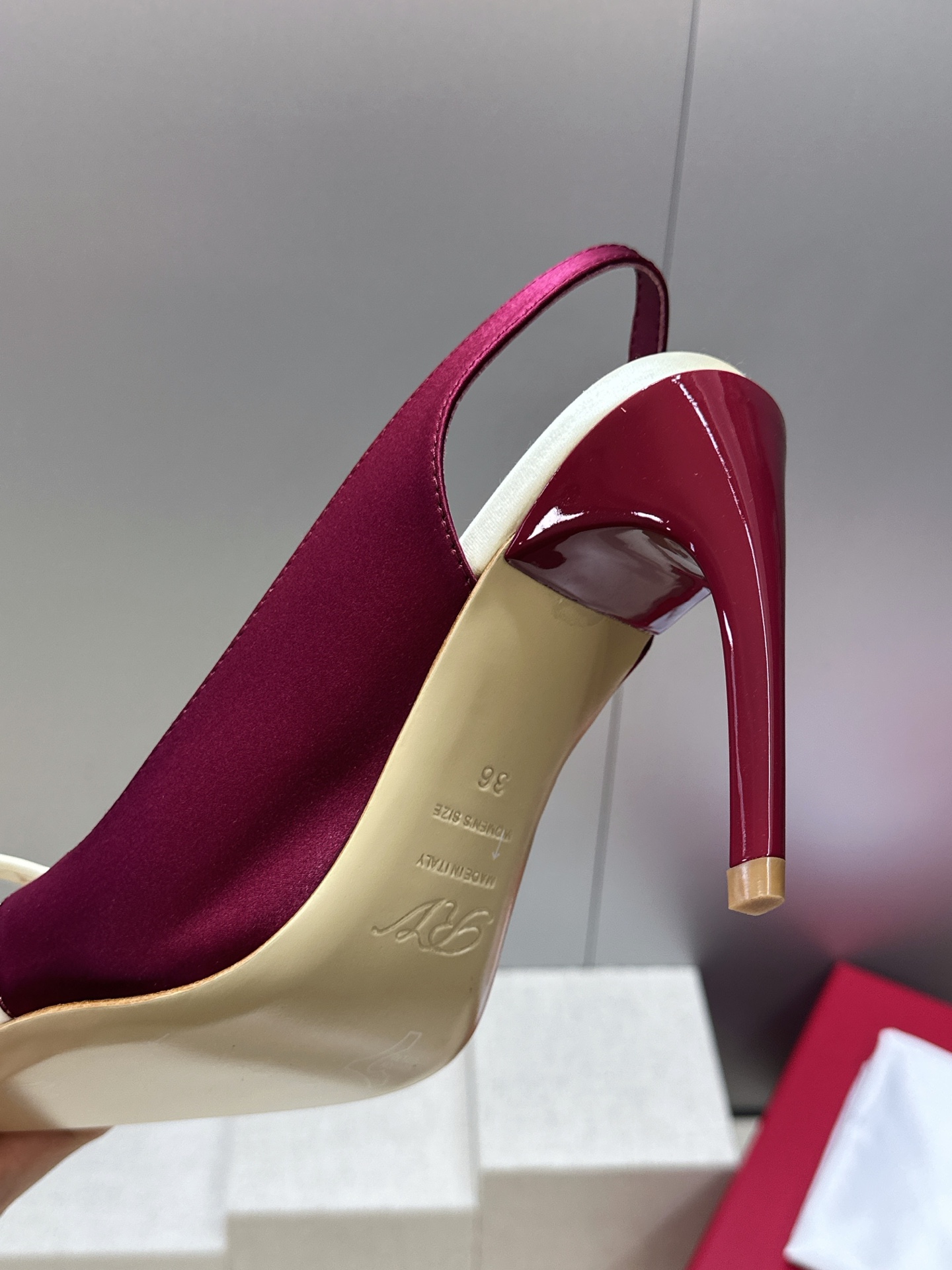 Roger  Vivier 罗杰.维维亚 2026春夏新款果冻色蝴蝶结水钻女婚鞋 RV明星同款字母log
