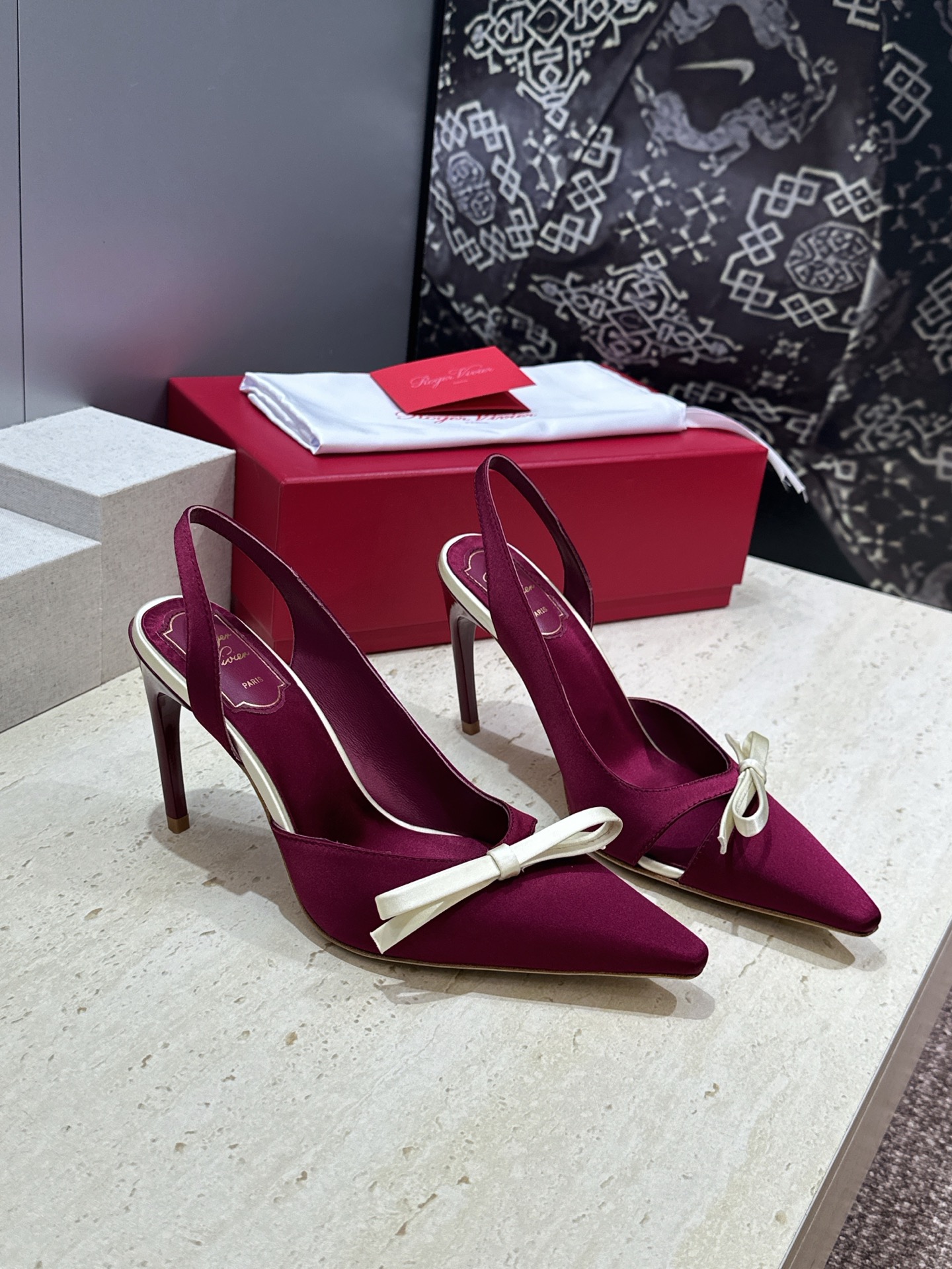 Roger  Vivier 罗杰.维维亚 2026春夏新款果冻色蝴蝶结水钻女婚鞋 RV明星同款字母log