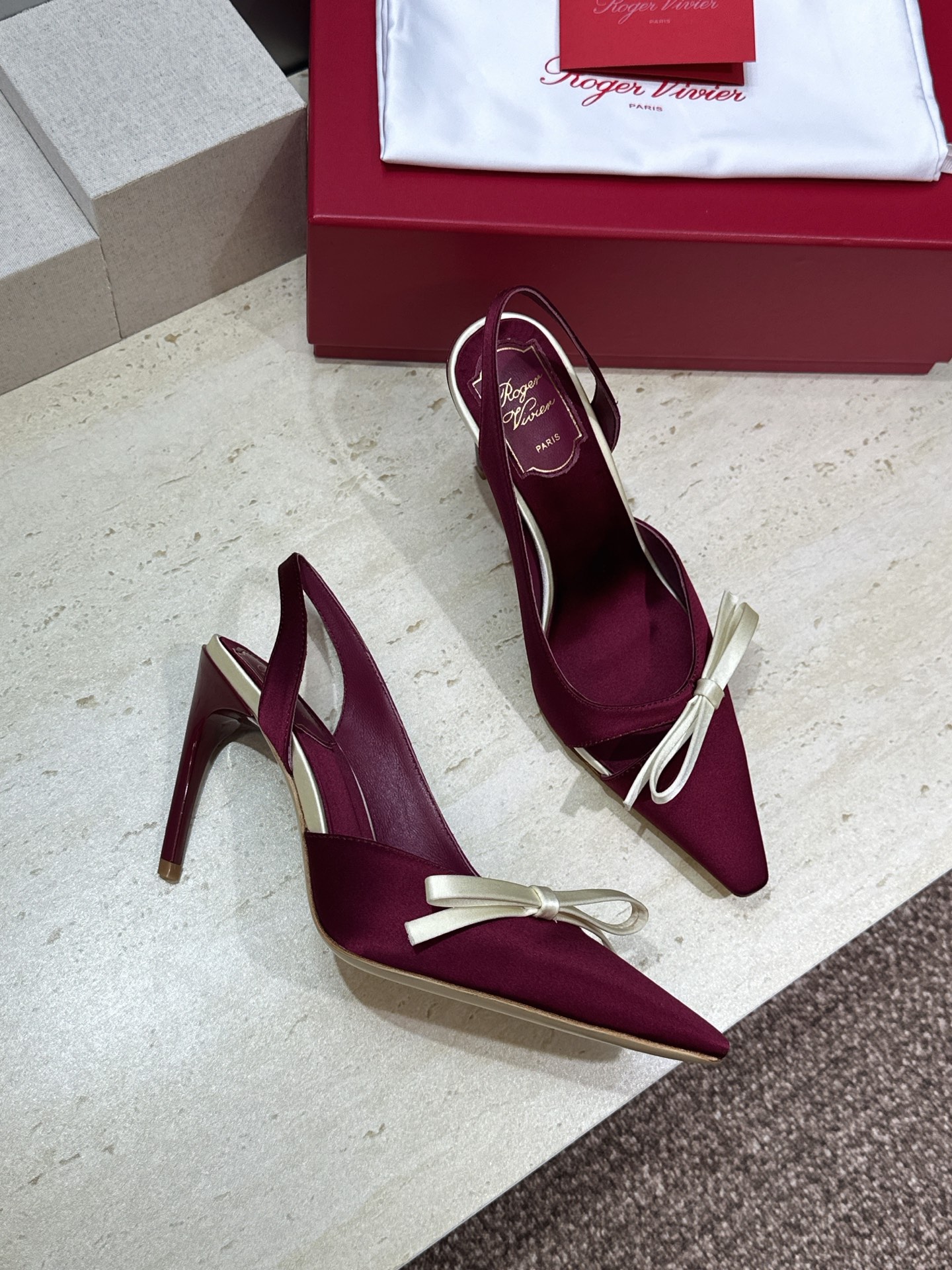 Roger  Vivier 罗杰.维维亚 2026春夏新款果冻色蝴蝶结水钻女婚鞋 RV明星同款字母log