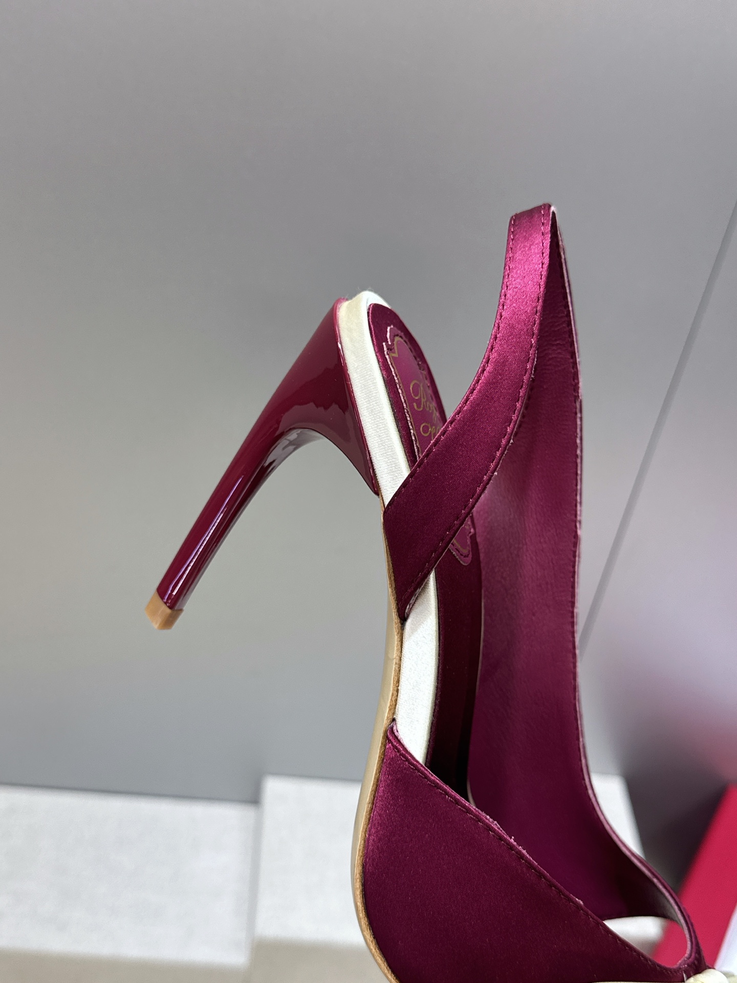 Roger  Vivier 罗杰.维维亚 2026春夏新款果冻色蝴蝶结水钻女婚鞋 RV明星同款字母log