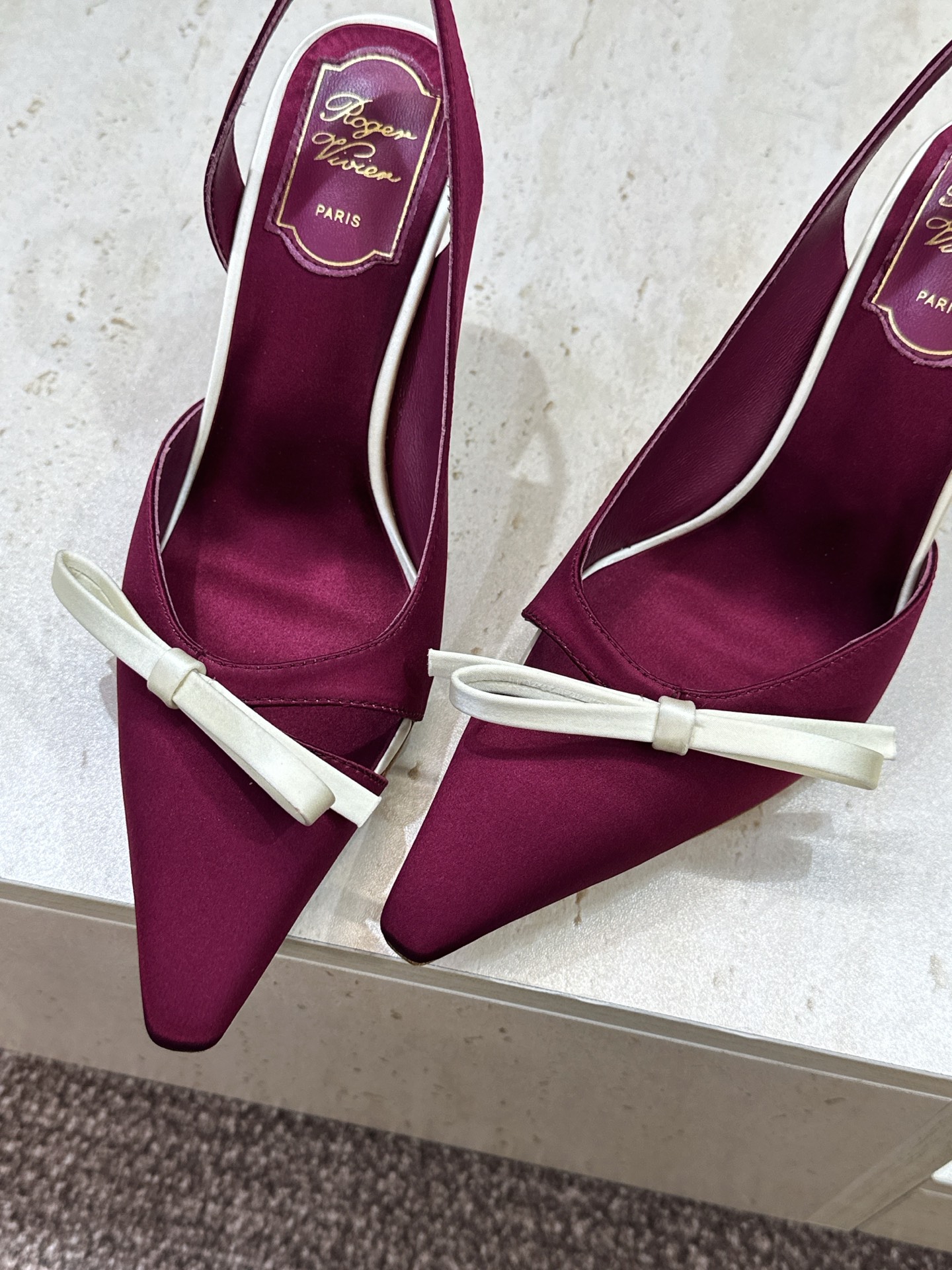 Roger  Vivier 罗杰.维维亚 2026春夏新款果冻色蝴蝶结水钻女婚鞋 RV明星同款字母log