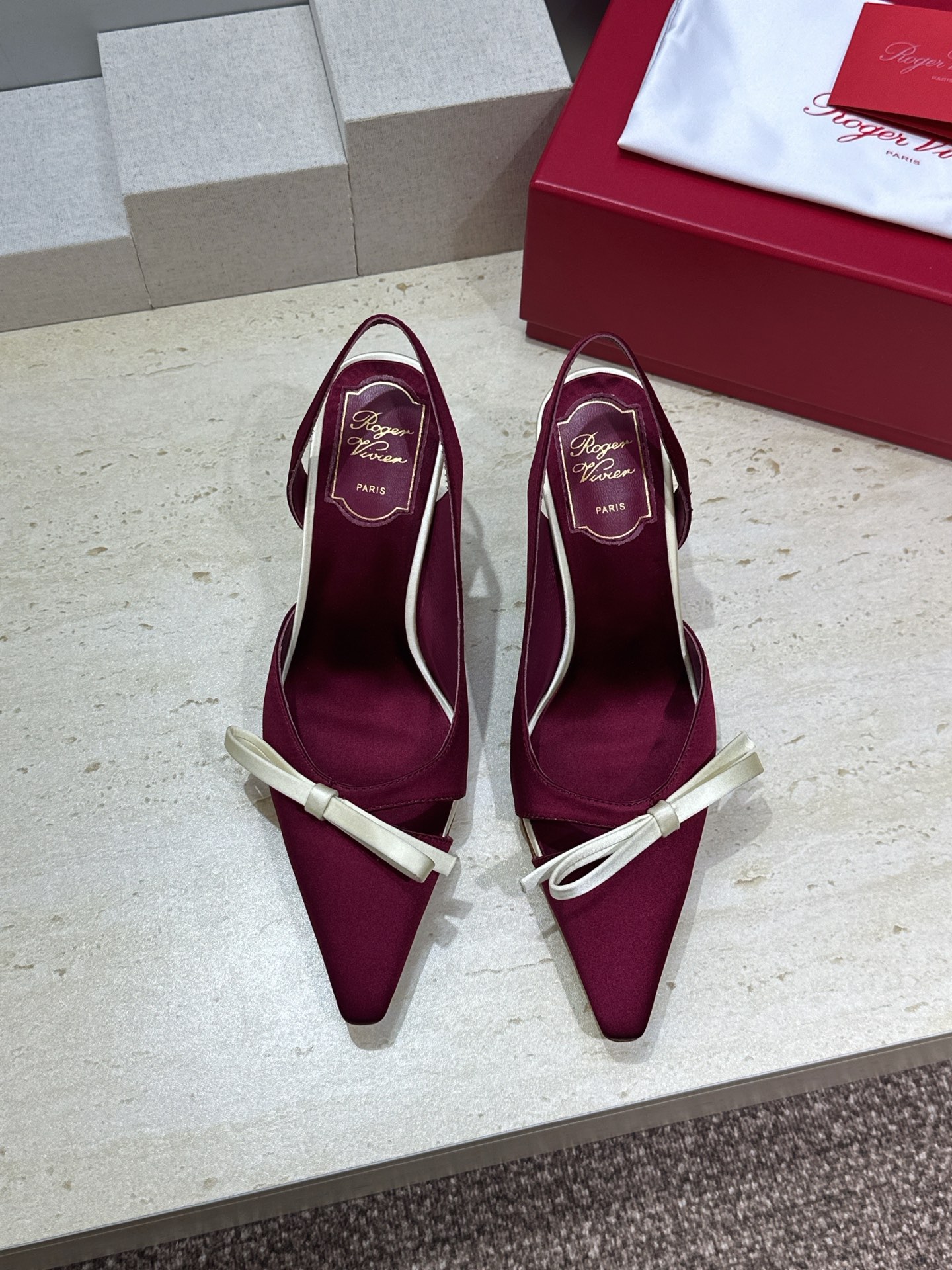 Roger  Vivier 罗杰.维维亚 2026春夏新款果冻色蝴蝶结水钻女婚鞋 RV明星同款字母log