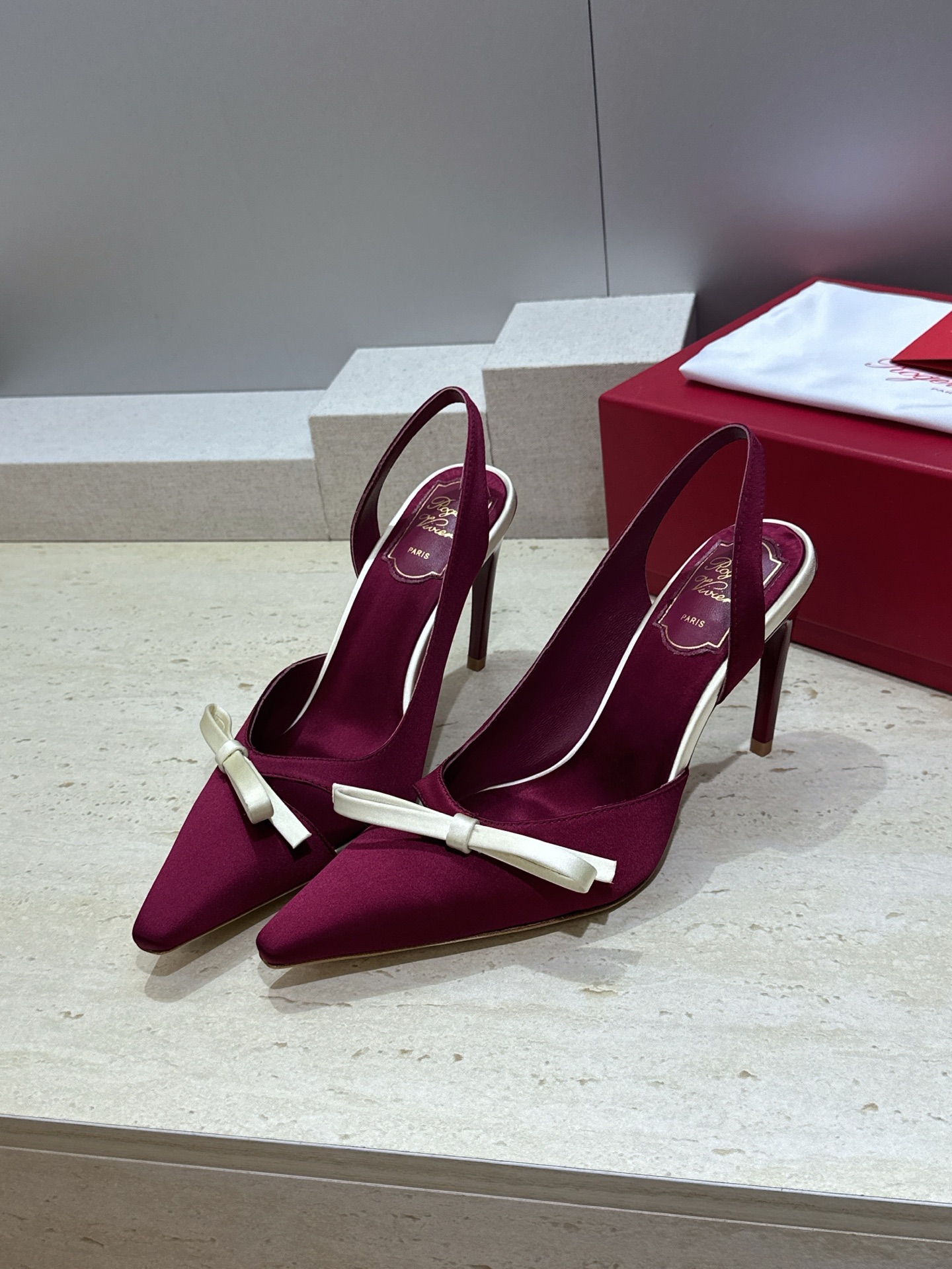 Roger  Vivier 罗杰.维维亚 2026春夏新款果冻色蝴蝶结水钻女婚鞋 RV明星同款字母log