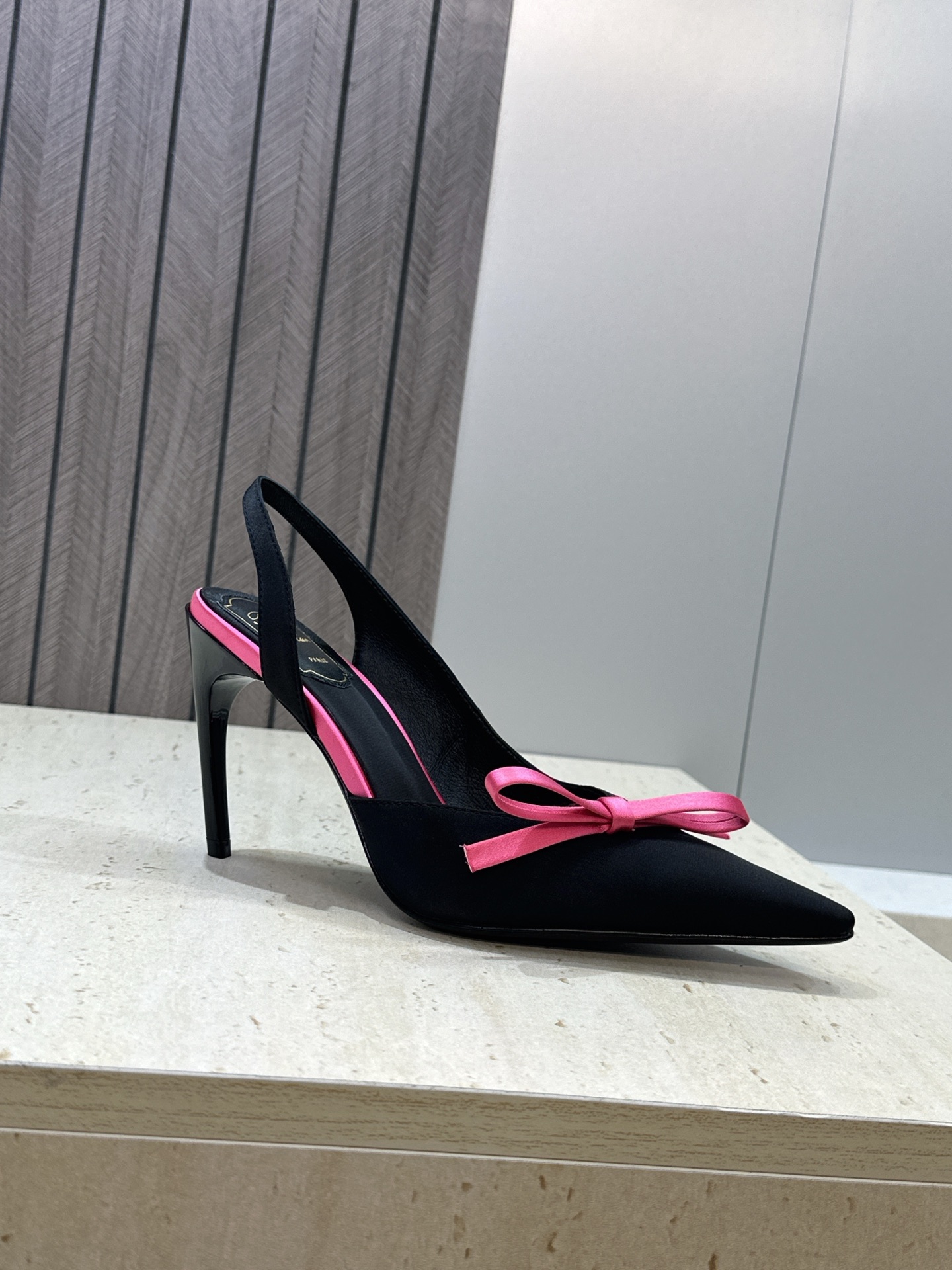 Roger  Vivier 罗杰.维维亚 2026春夏新款果冻色蝴蝶结水钻女婚鞋 RV明星同款字母log