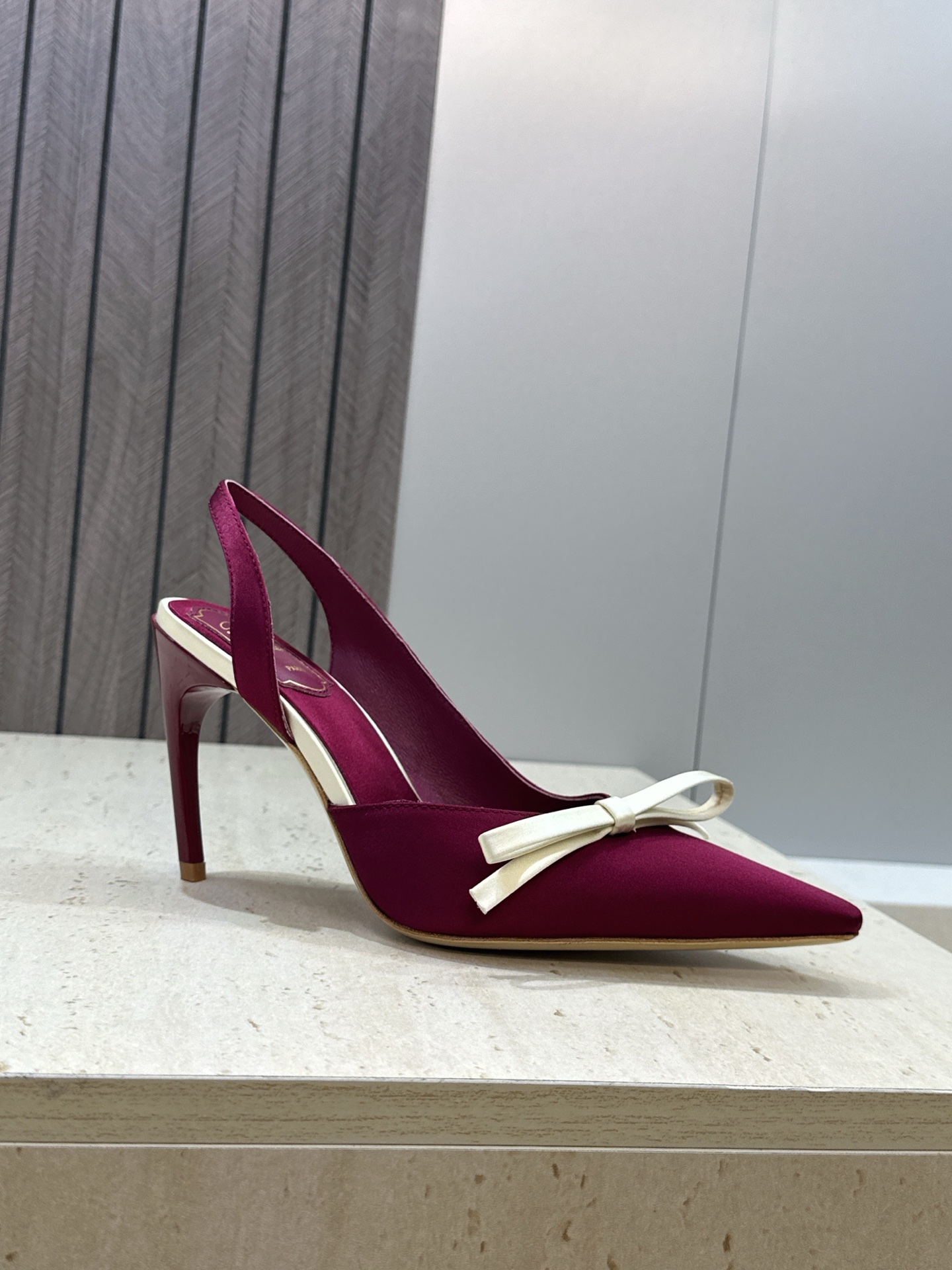 Roger  Vivier 罗杰.维维亚 2026春夏新款果冻色蝴蝶结水钻女婚鞋 RV明星同款字母log