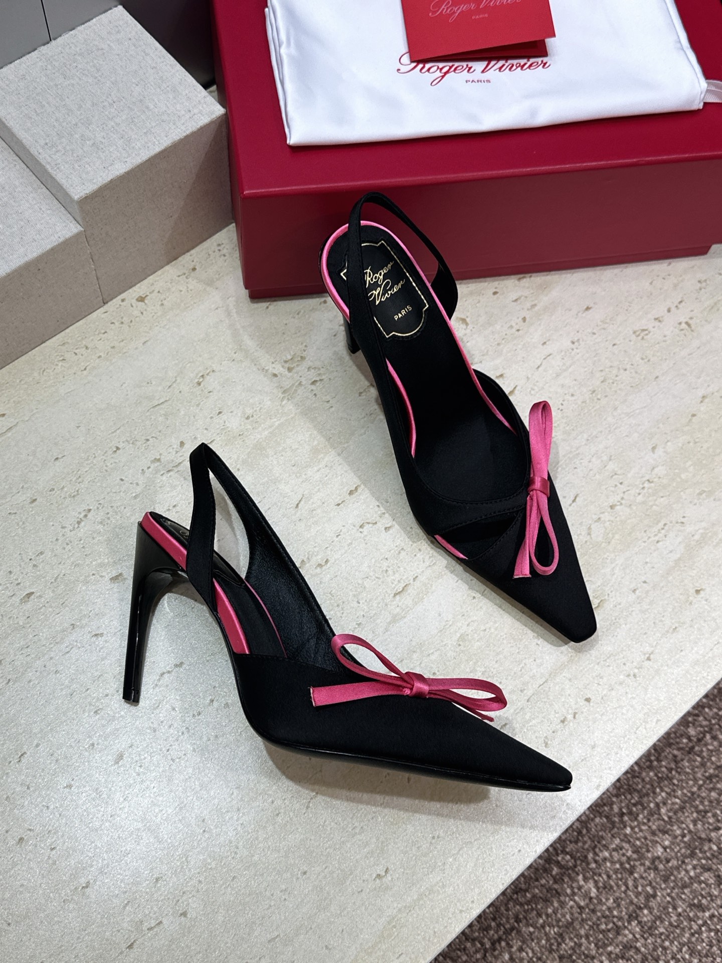 Roger  Vivier 罗杰.维维亚 2026春夏新款果冻色蝴蝶结水钻女婚鞋 RV明星同款字母log