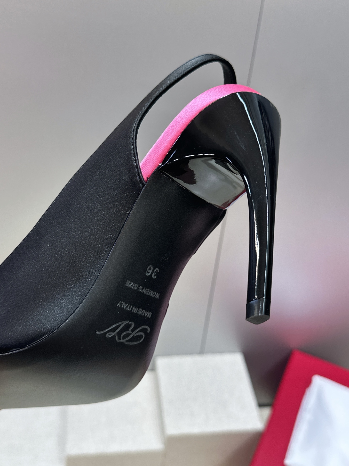 Roger  Vivier 罗杰.维维亚 2026春夏新款果冻色蝴蝶结水钻女婚鞋 RV明星同款字母log