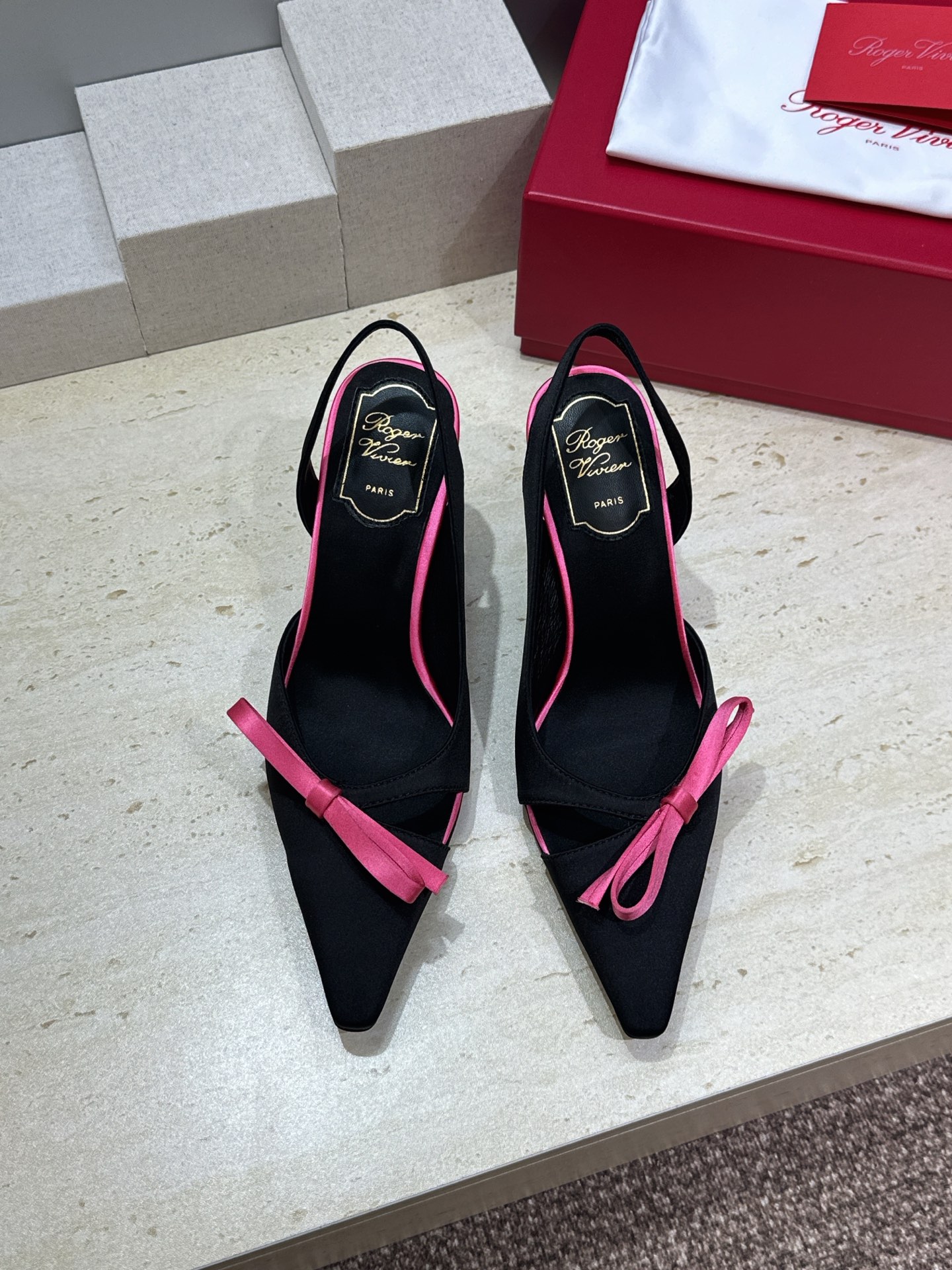 Roger  Vivier 罗杰.维维亚 2026春夏新款果冻色蝴蝶结水钻女婚鞋 RV明星同款字母log