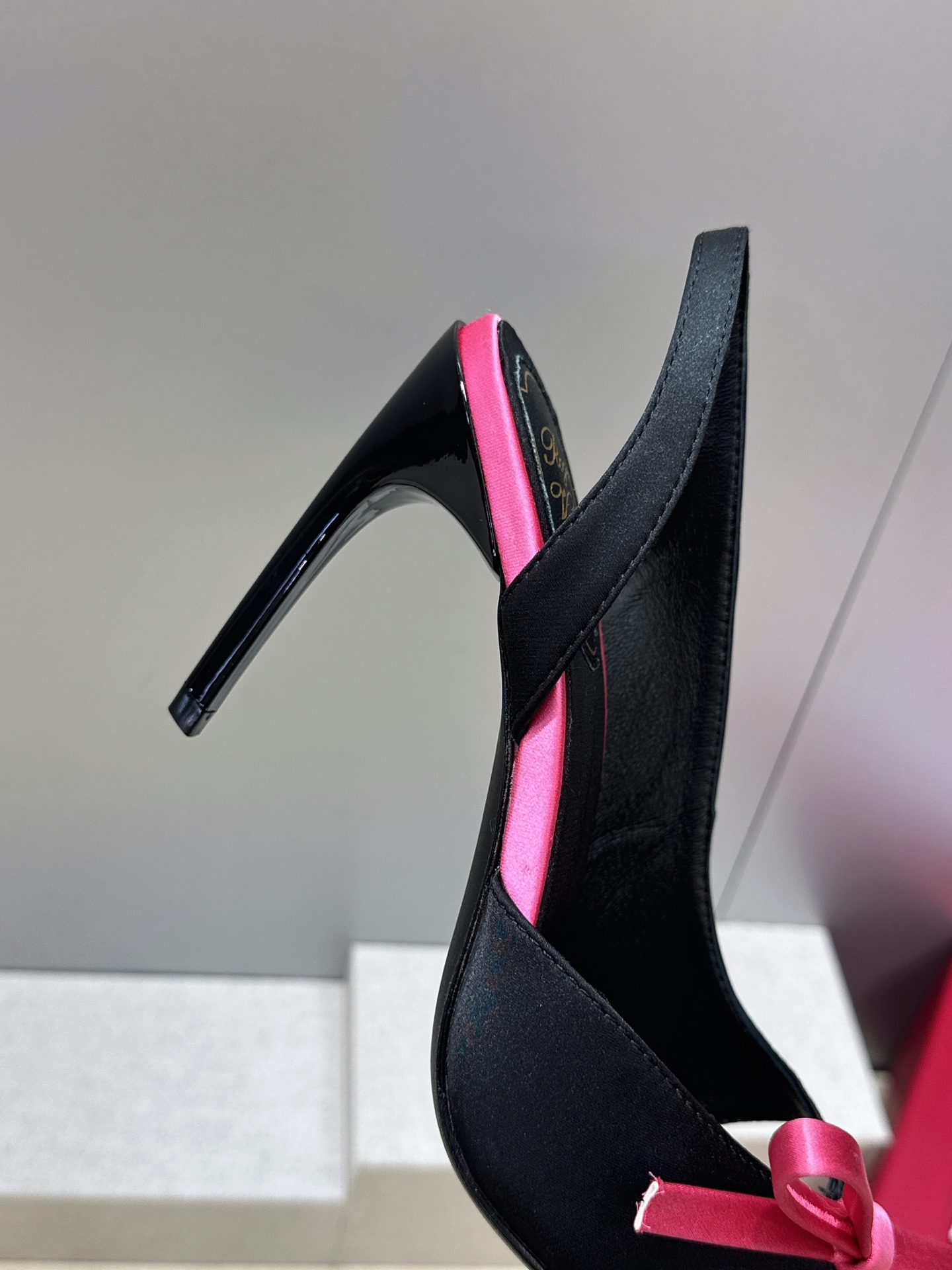 Roger  Vivier 罗杰.维维亚 2026春夏新款果冻色蝴蝶结水钻女婚鞋 RV明星同款字母log