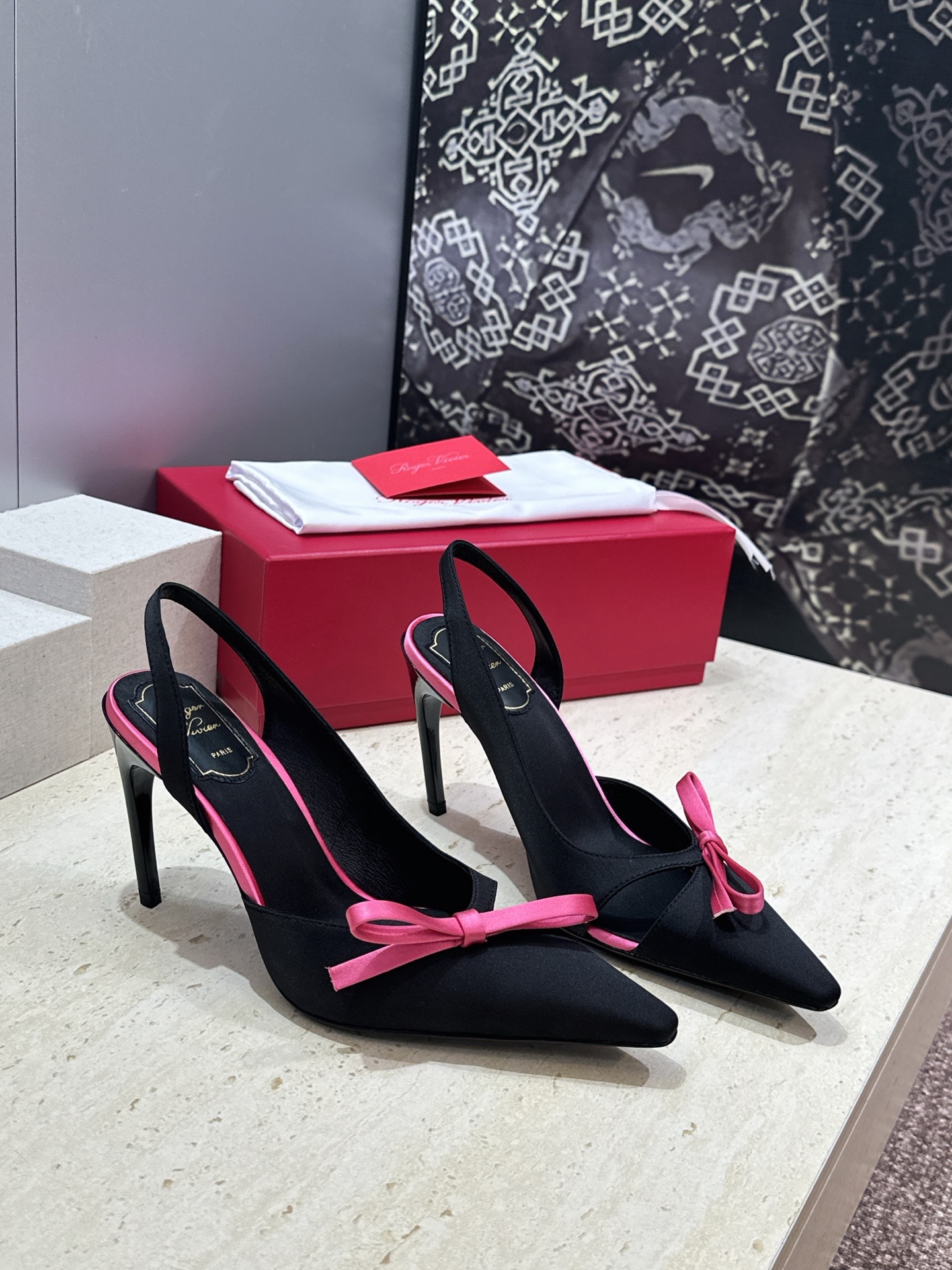Roger  Vivier 罗杰.维维亚 2026春夏新款果冻色蝴蝶结水钻女婚鞋 RV明星同款字母log