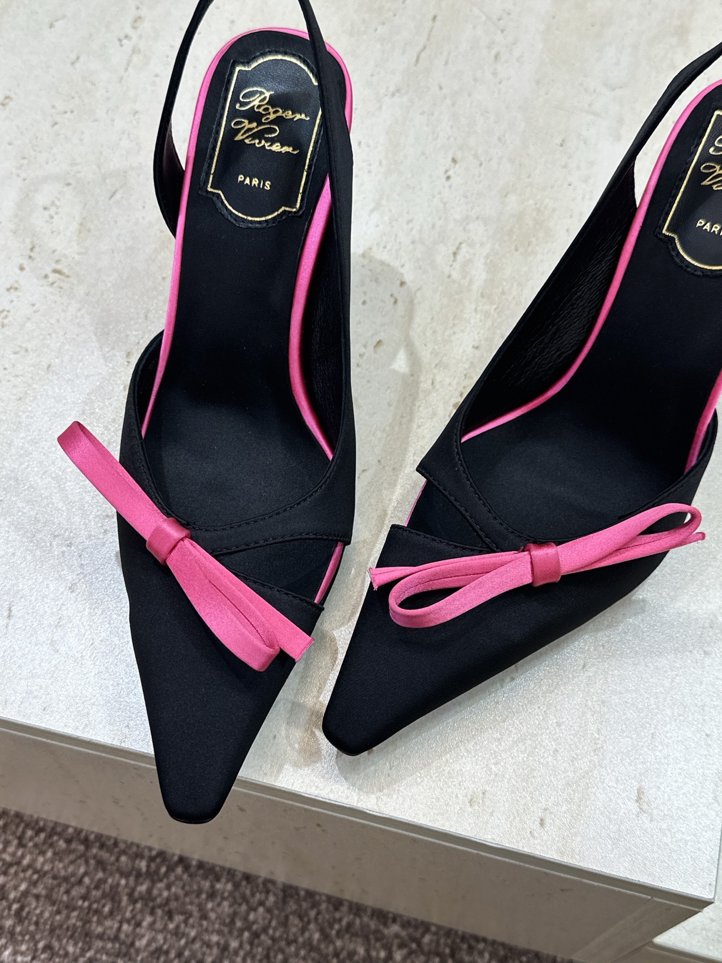Roger  Vivier 罗杰.维维亚 2026春夏新款果冻色蝴蝶结水钻女婚鞋 RV明星同款字母log