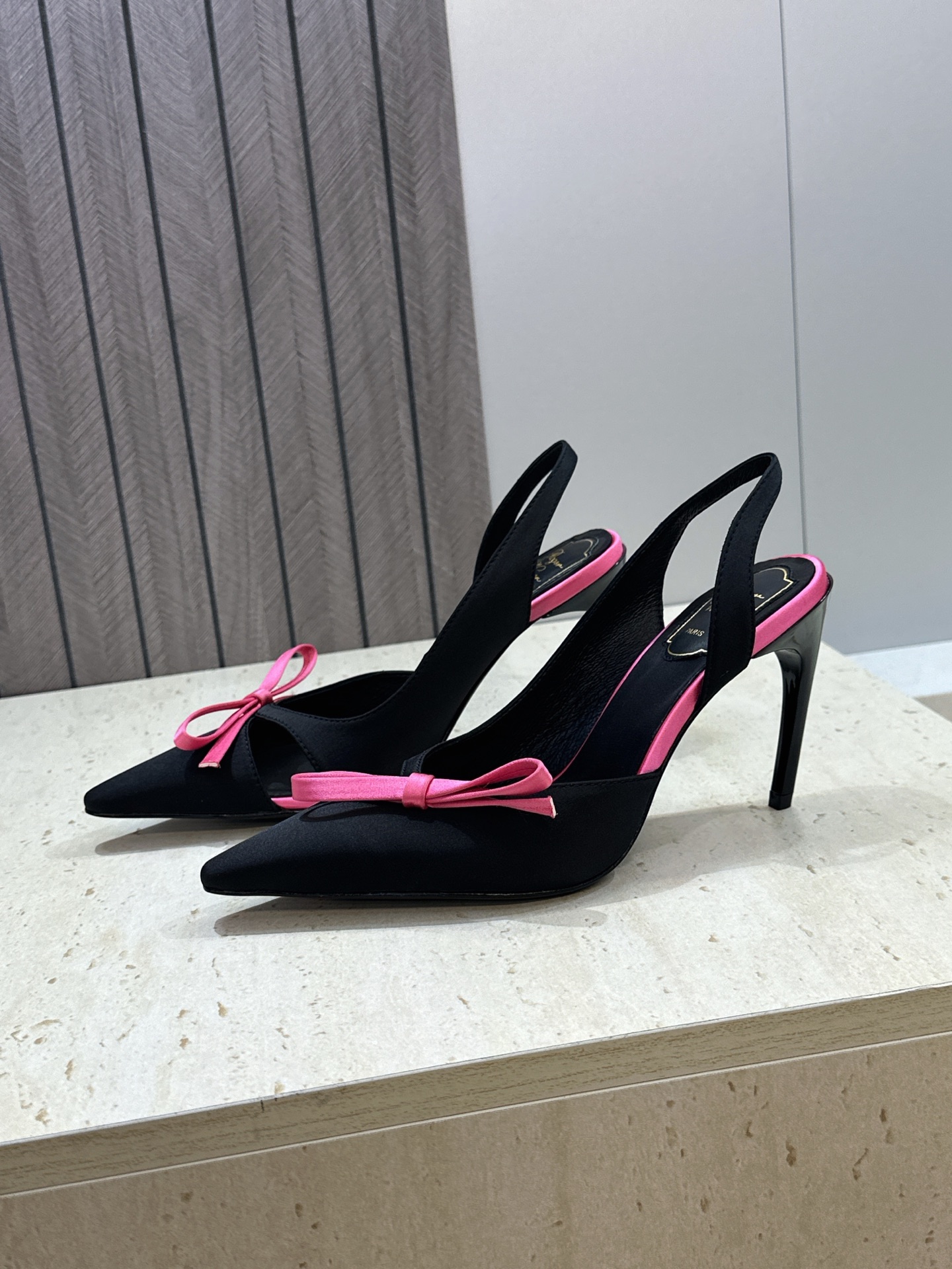 Roger  Vivier 罗杰.维维亚 2026春夏新款果冻色蝴蝶结水钻女婚鞋 RV明星同款字母log