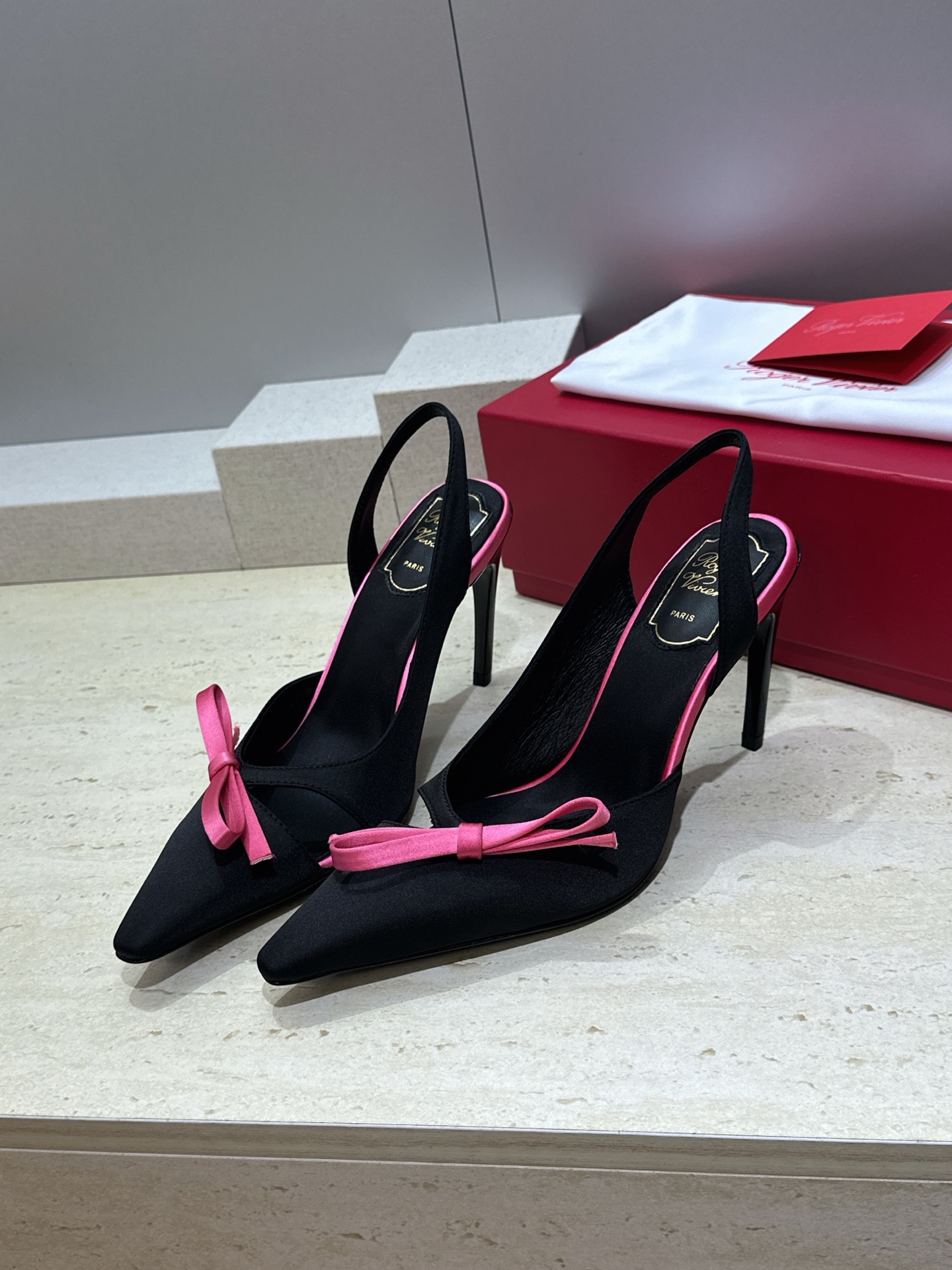 Roger  Vivier 罗杰.维维亚 2026春夏新款果冻色蝴蝶结水钻女婚鞋 RV明星同款字母log