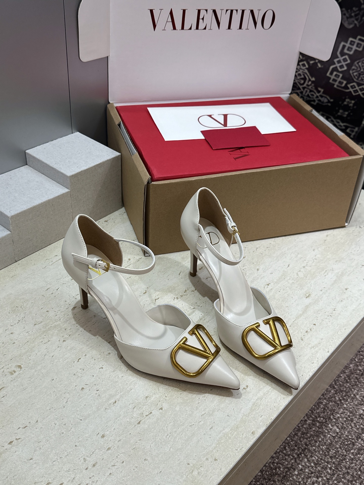 (配全套飞机盒)顶级版 Valentino 春夏经典款时尚气质女鞋 华伦天奴字母logo五金扣尖头高跟中