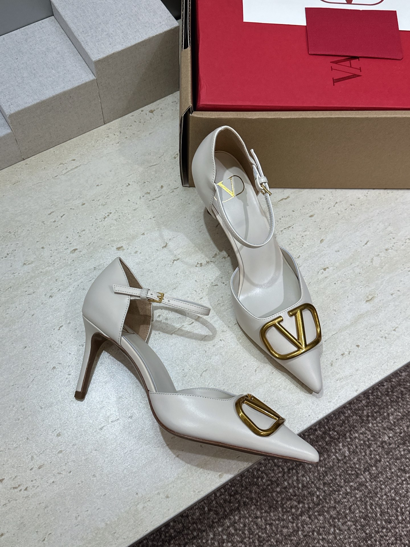 (配全套飞机盒)顶级版 Valentino 春夏经典款时尚气质女鞋 华伦天奴字母logo五金扣尖头高跟中