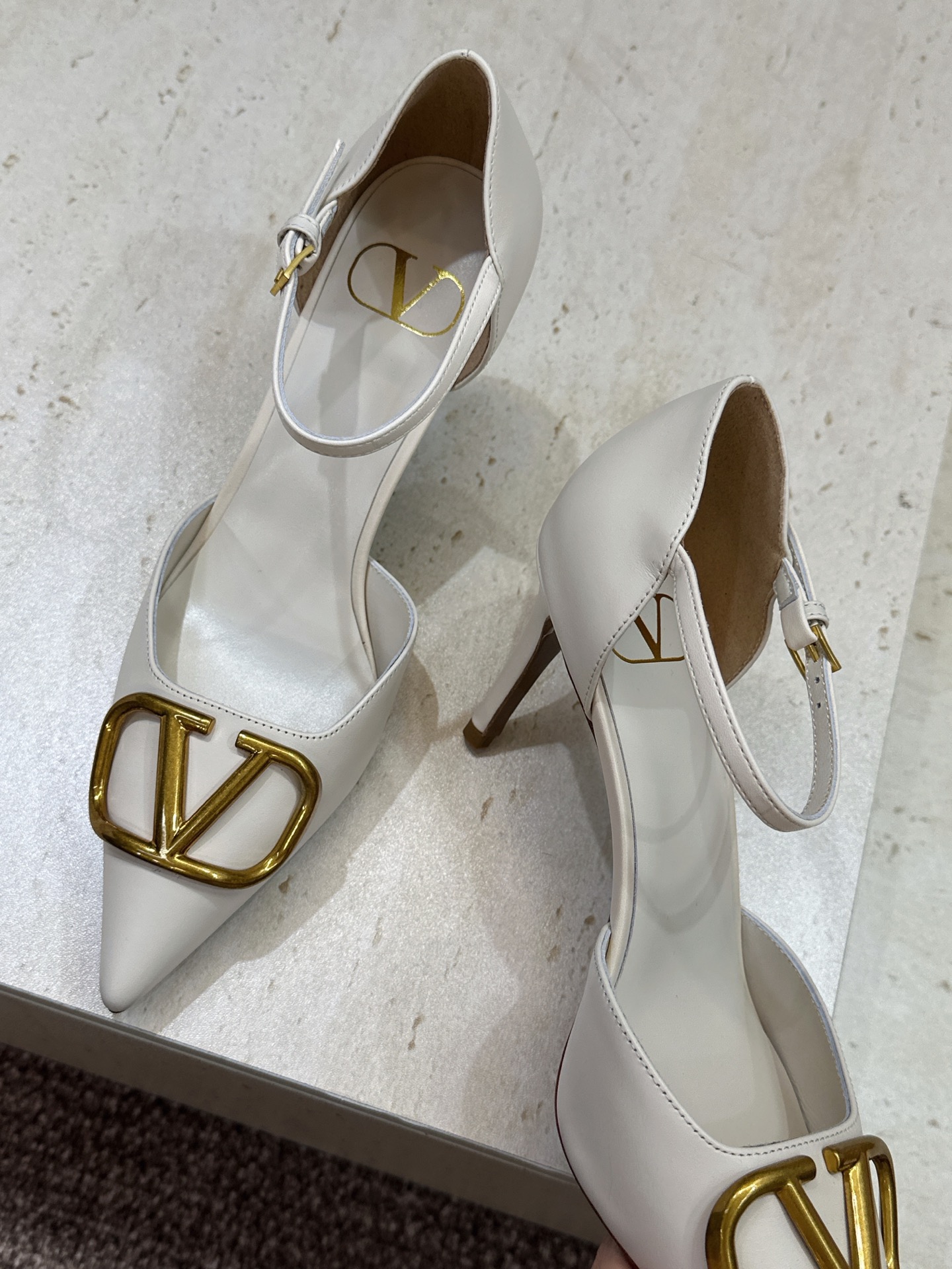 (配全套飞机盒)顶级版 Valentino 春夏经典款时尚气质女鞋 华伦天奴字母logo五金扣尖头高跟中