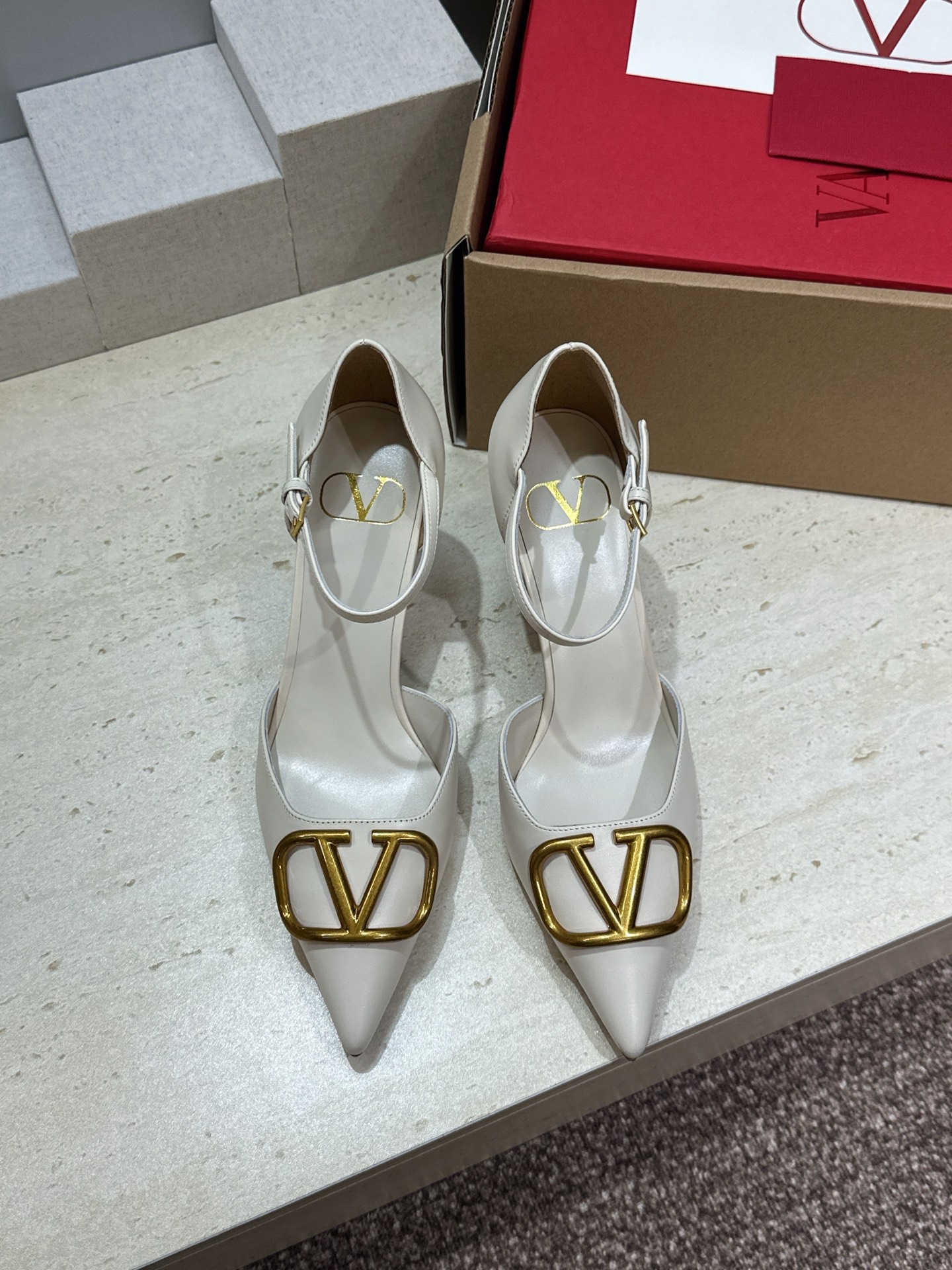(配全套飞机盒)顶级版 Valentino 春夏经典款时尚气质女鞋 华伦天奴字母logo五金扣尖头高跟中