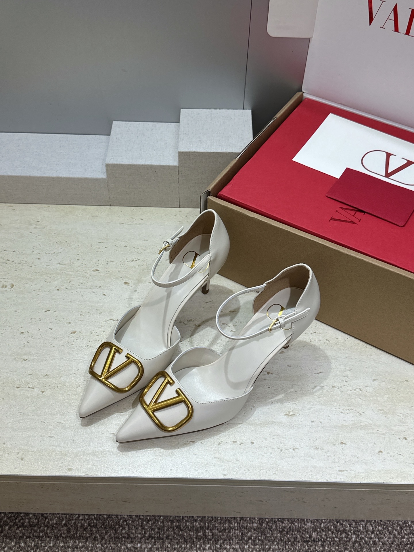 (配全套飞机盒)顶级版 Valentino 春夏经典款时尚气质女鞋 华伦天奴字母logo五金扣尖头高跟中