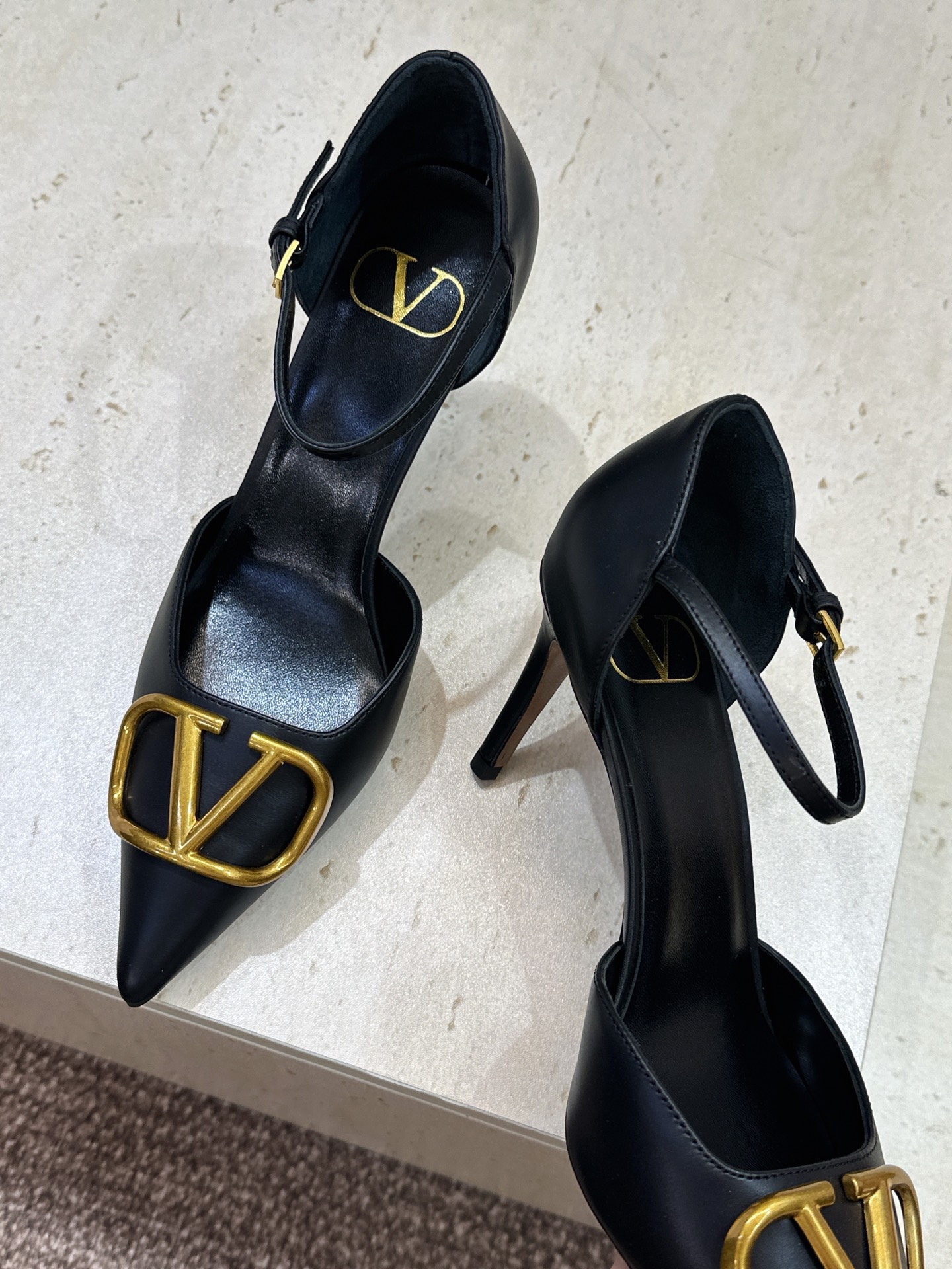 (配全套飞机盒)顶级版 Valentino 春夏经典款时尚气质女鞋 华伦天奴字母logo五金扣尖头高跟中