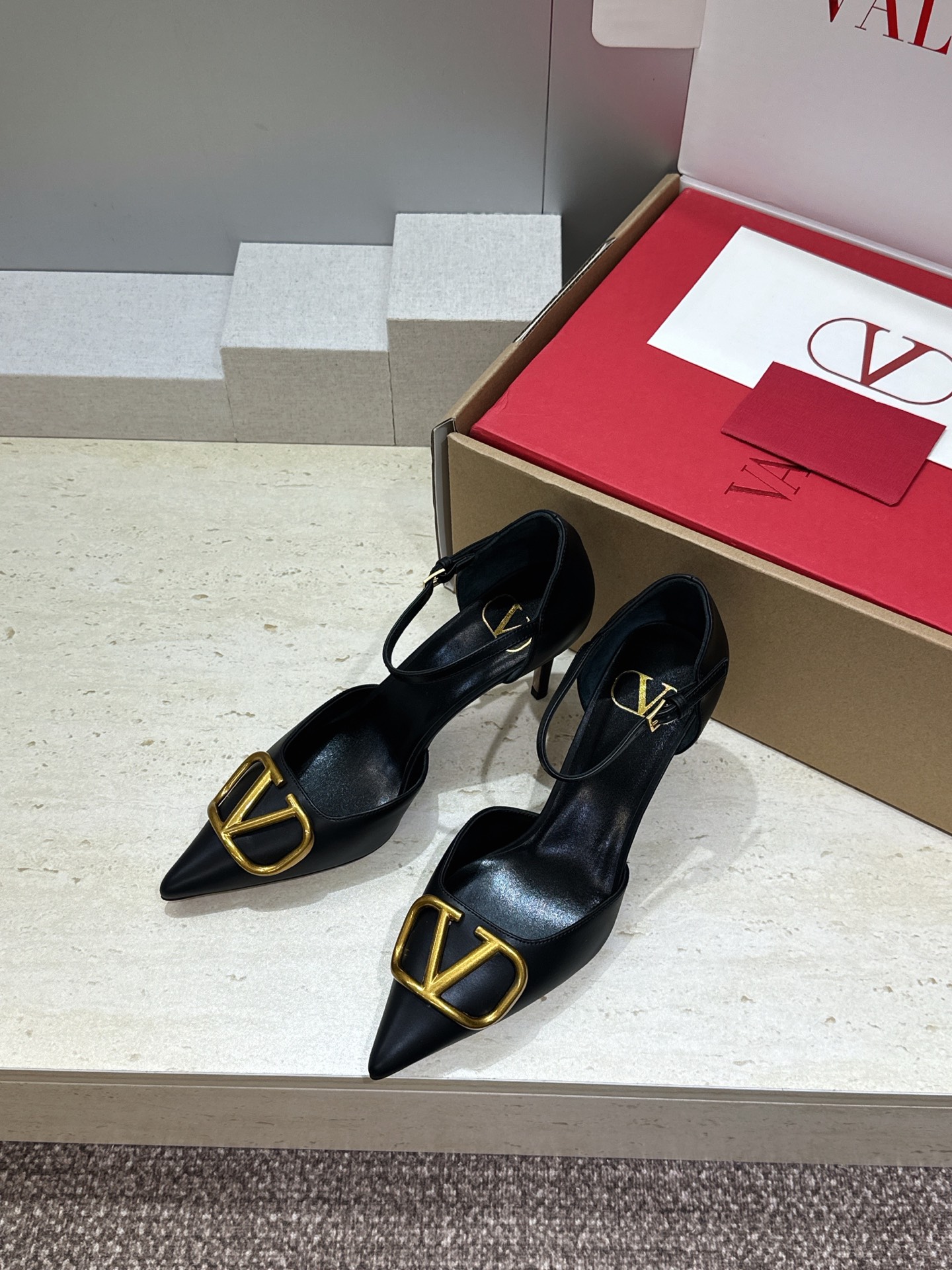 (配全套飞机盒)顶级版 Valentino 春夏经典款时尚气质女鞋 华伦天奴字母logo五金扣尖头高跟中
