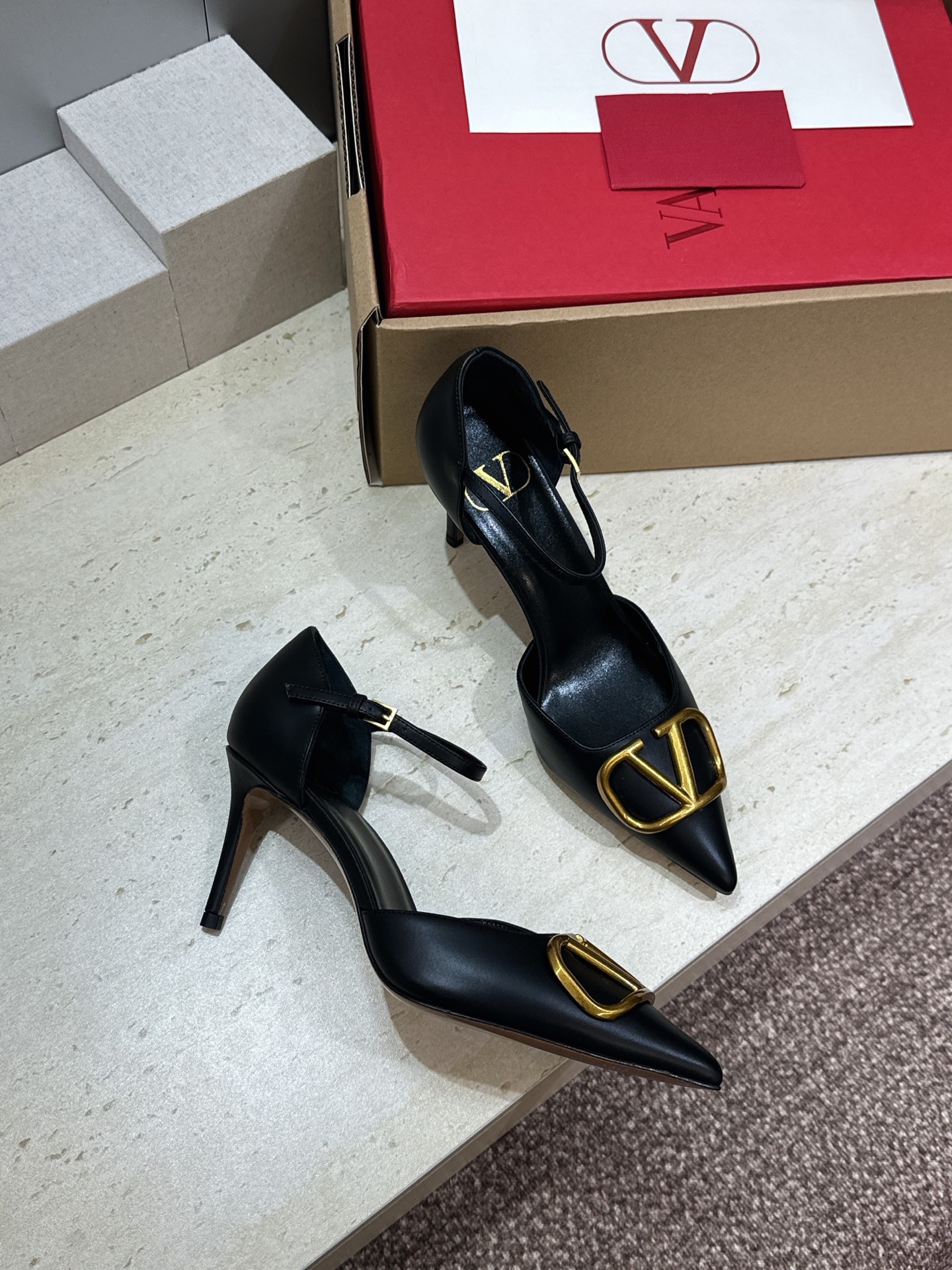 (配全套飞机盒)顶级版 Valentino 春夏经典款时尚气质女鞋 华伦天奴字母logo五金扣尖头高跟中