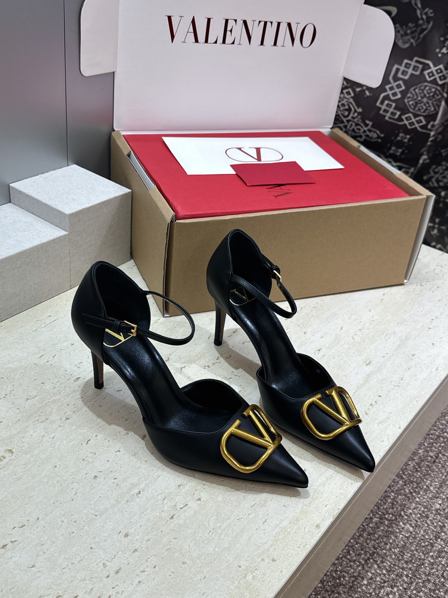 (配全套飞机盒)顶级版 Valentino 春夏经典款时尚气质女鞋 华伦天奴字母logo五金扣尖头高跟中