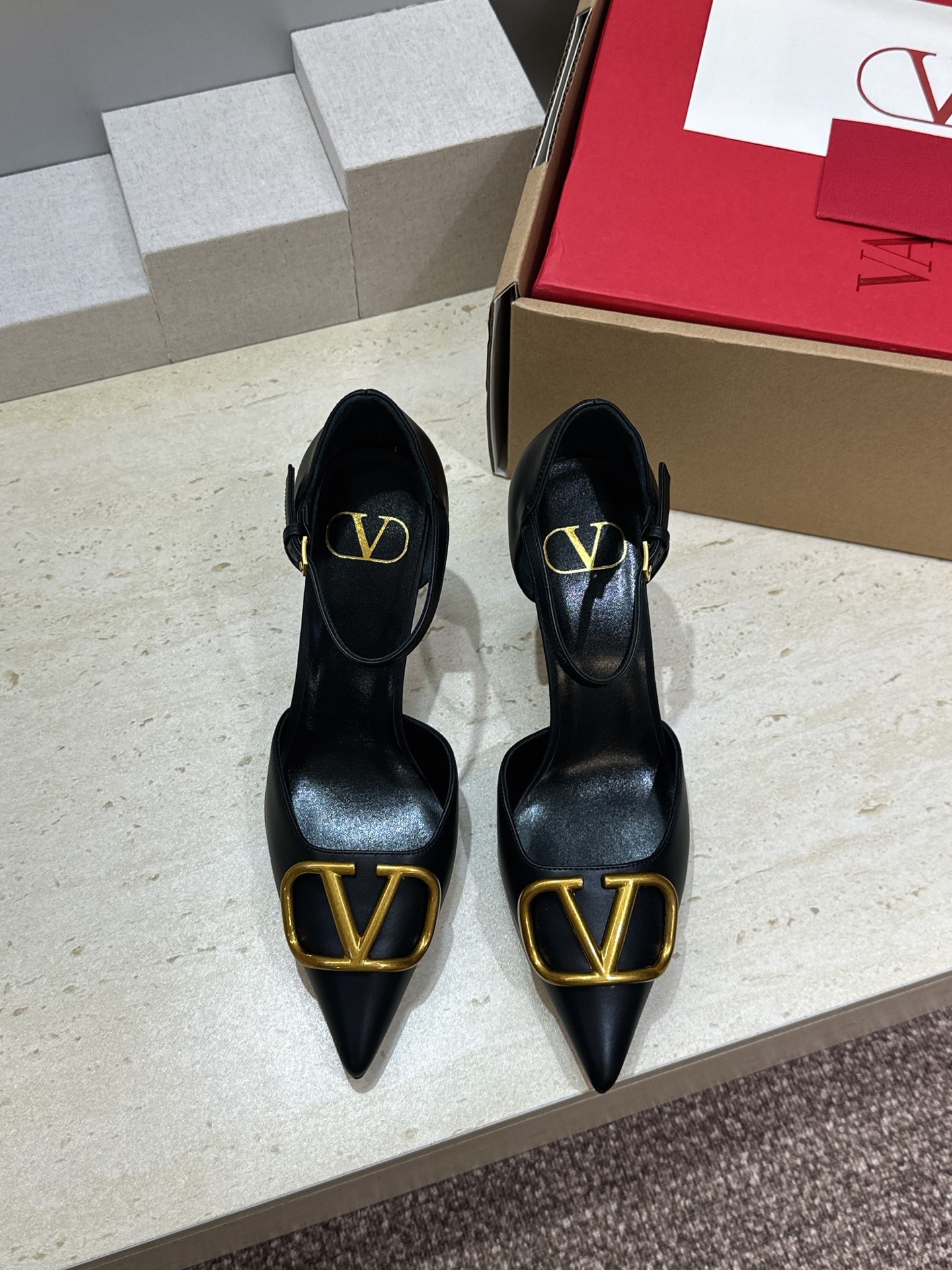 (配全套飞机盒)顶级版 Valentino 春夏经典款时尚气质女鞋 华伦天奴字母logo五金扣尖头高跟中