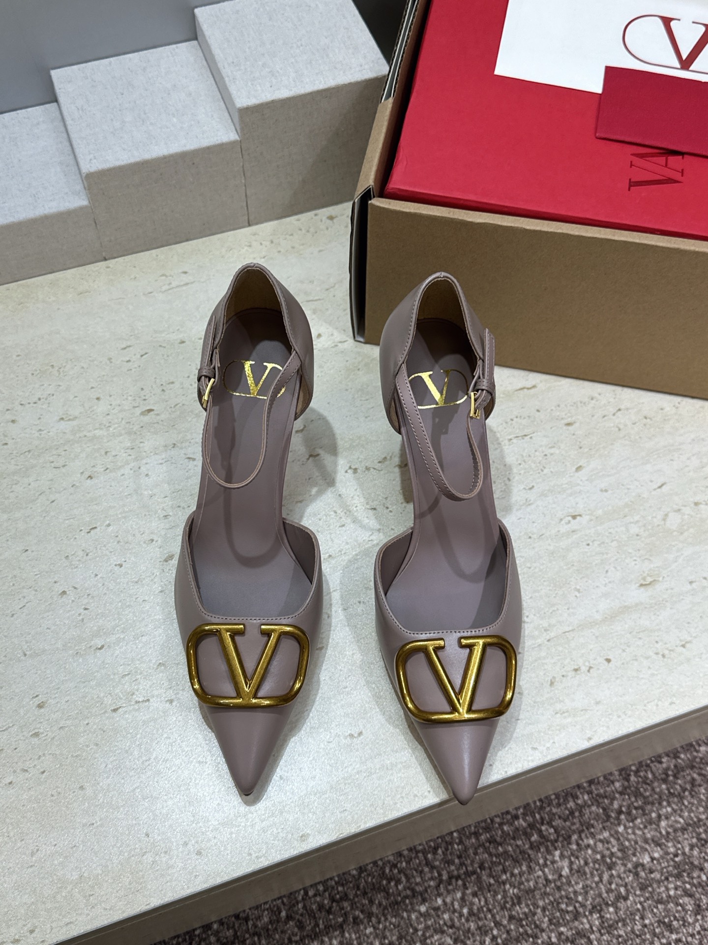 (配全套飞机盒)顶级版 Valentino 春夏经典款时尚气质女鞋 华伦天奴字母logo五金扣尖头高跟中