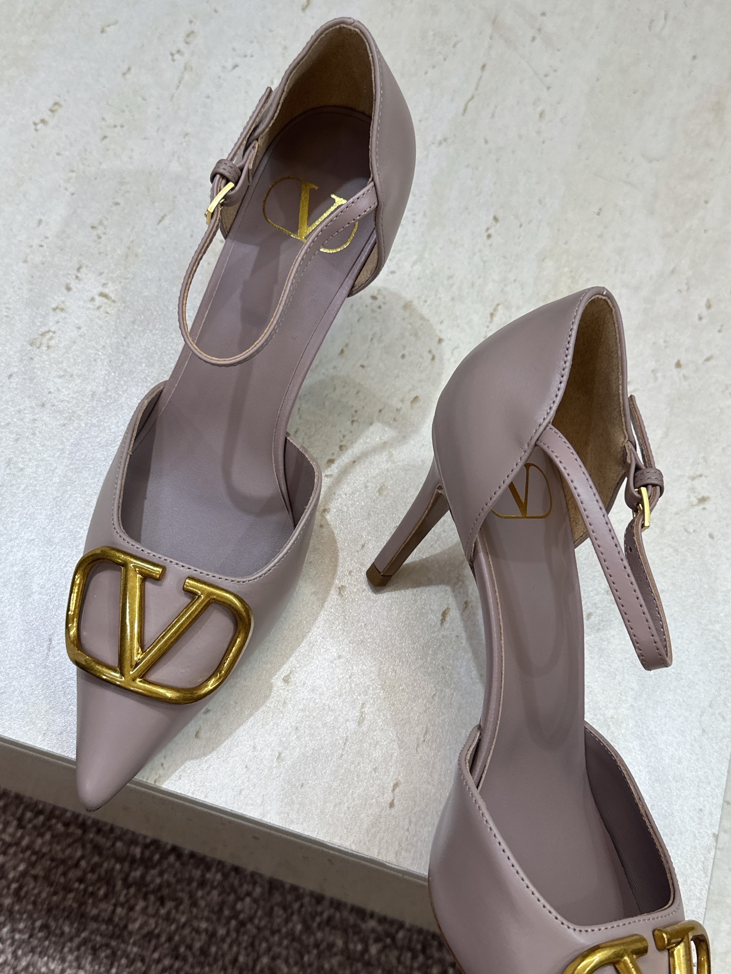 (配全套飞机盒)顶级版 Valentino 春夏经典款时尚气质女鞋 华伦天奴字母logo五金扣尖头高跟中