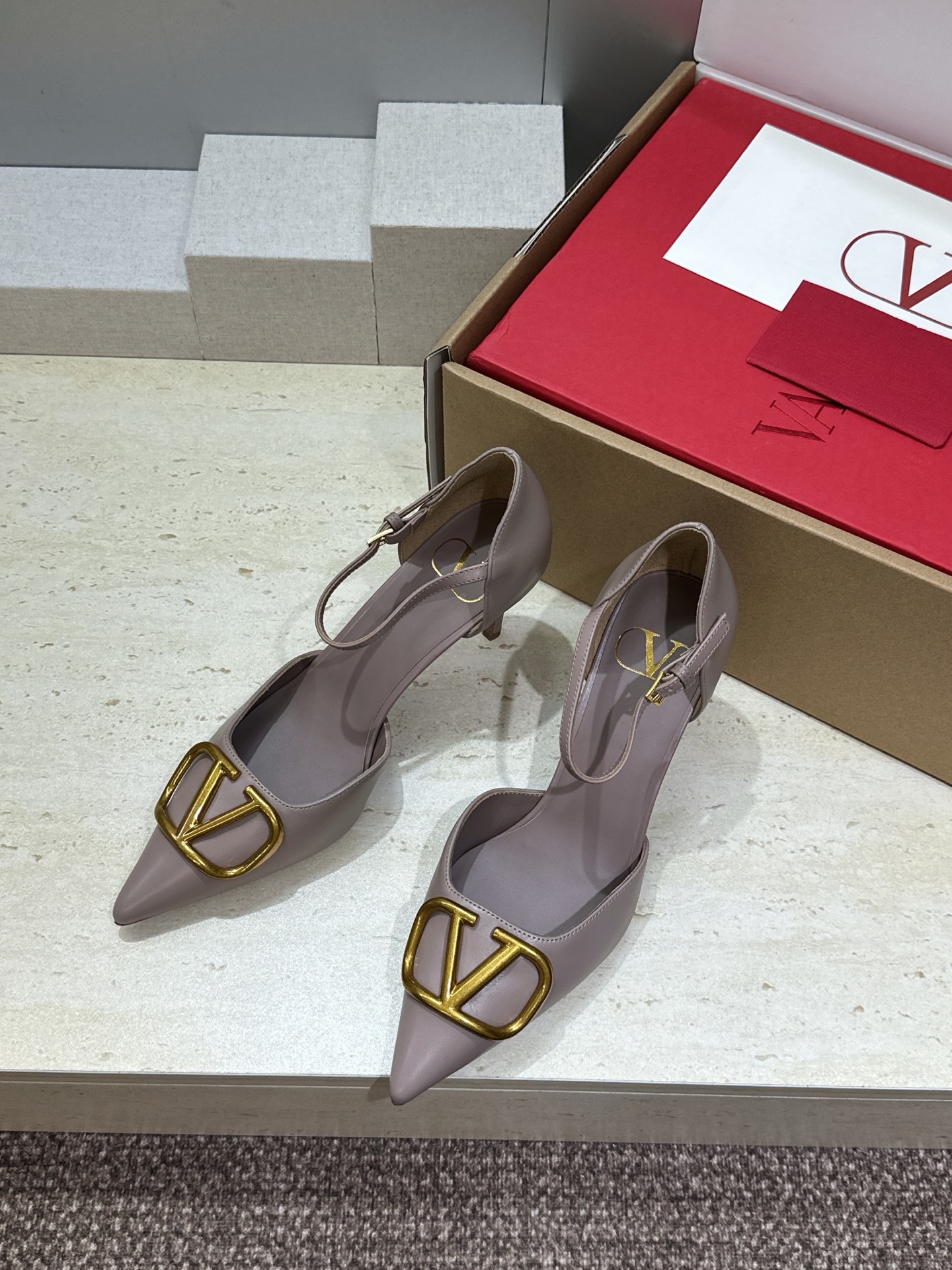 (配全套飞机盒)顶级版 Valentino 春夏经典款时尚气质女鞋 华伦天奴字母logo五金扣尖头高跟中