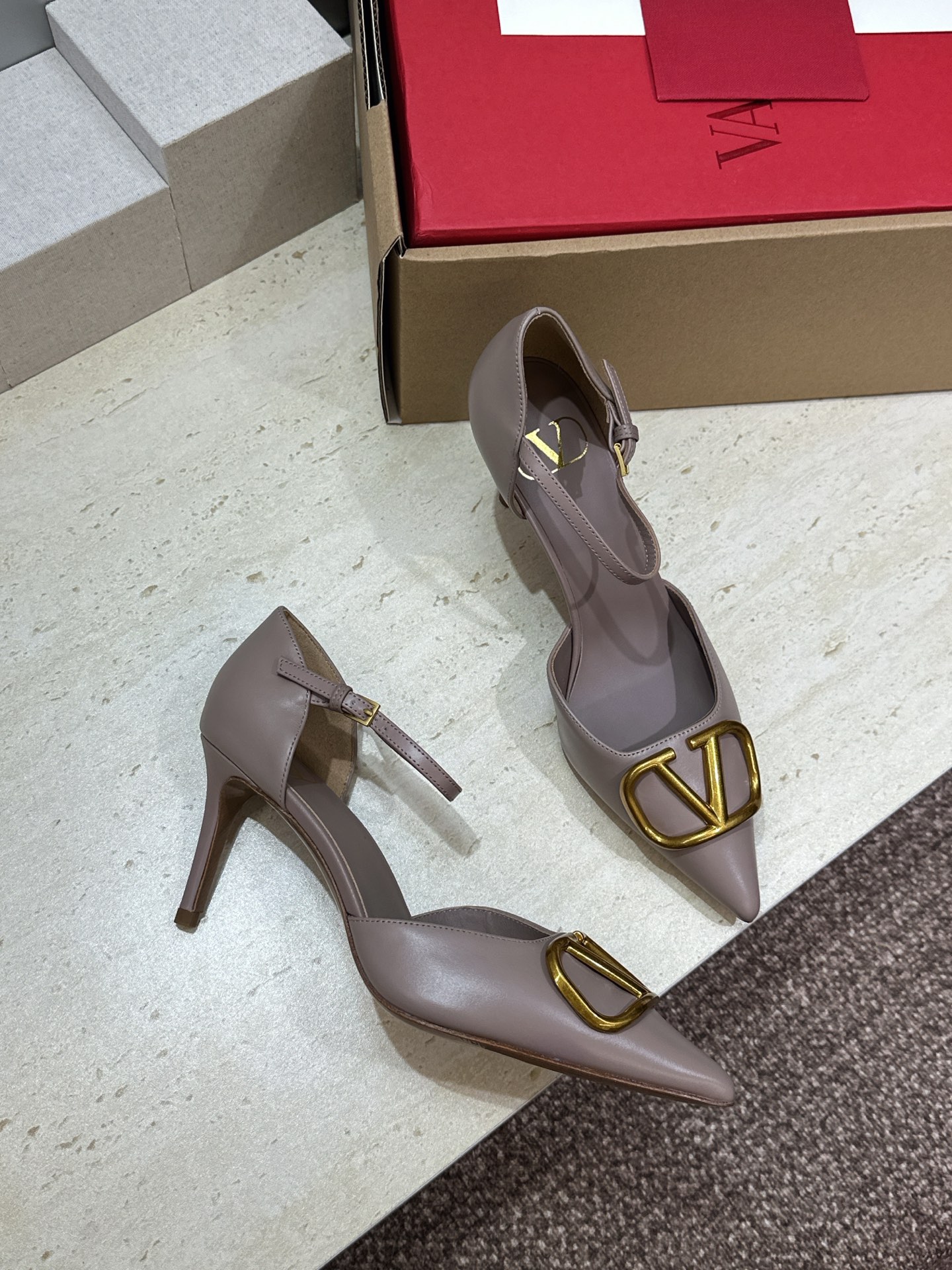 (配全套飞机盒)顶级版 Valentino 春夏经典款时尚气质女鞋 华伦天奴字母logo五金扣尖头高跟中