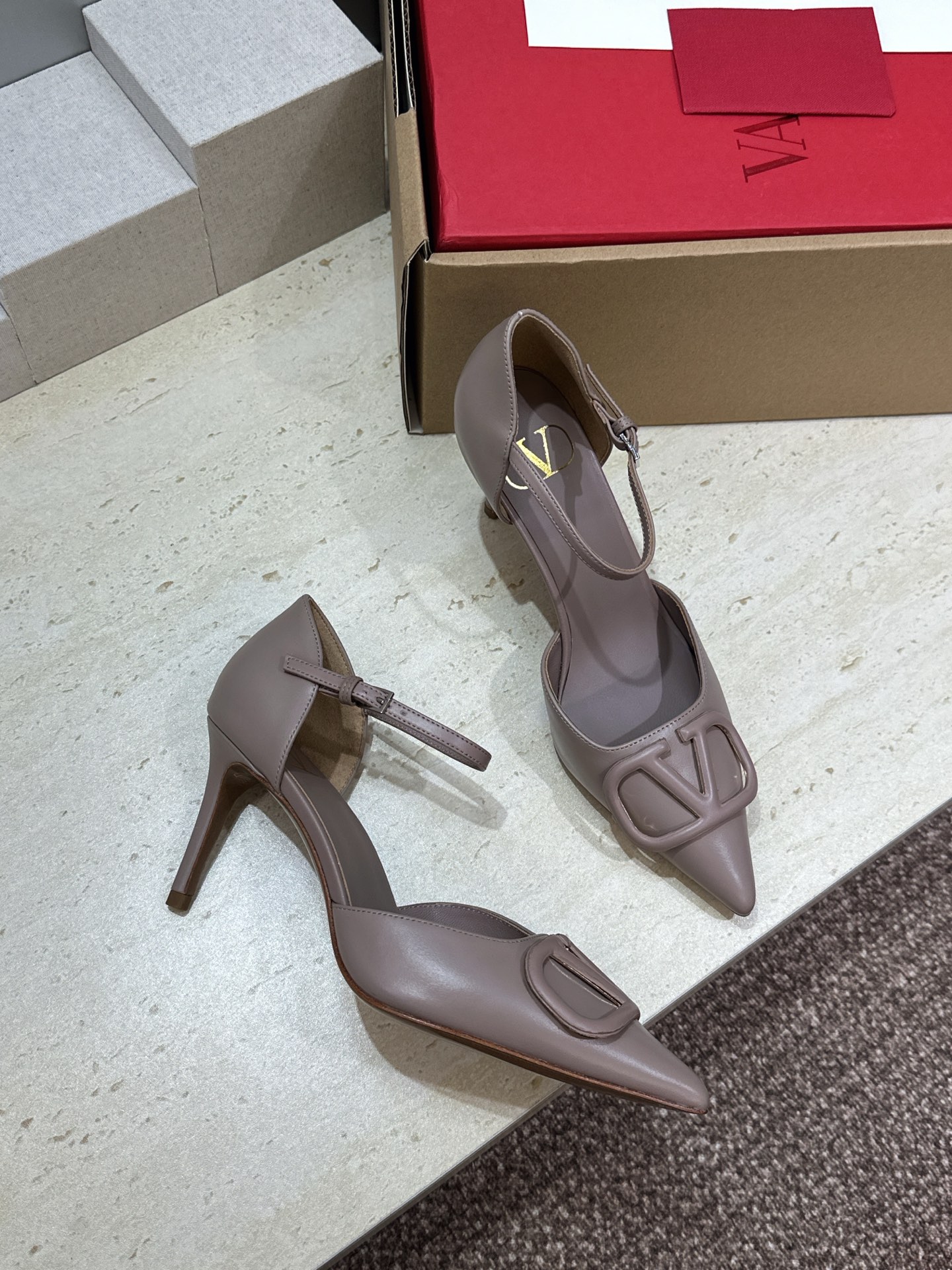 (配全套飞机盒)顶级版 Valentino 春夏经典款时尚气质女鞋 华伦天奴字母logo五金扣尖头高跟中