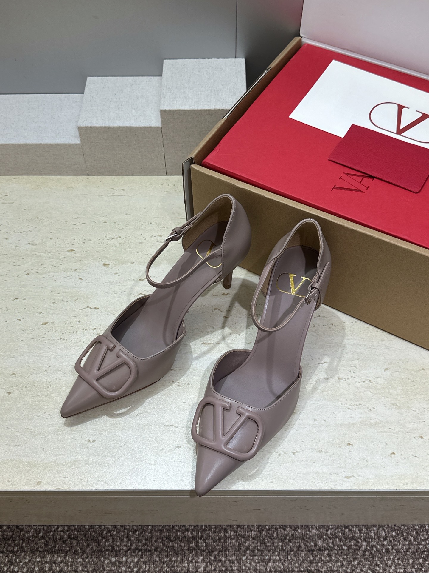 (配全套飞机盒)顶级版 Valentino 春夏经典款时尚气质女鞋 华伦天奴字母logo五金扣尖头高跟中