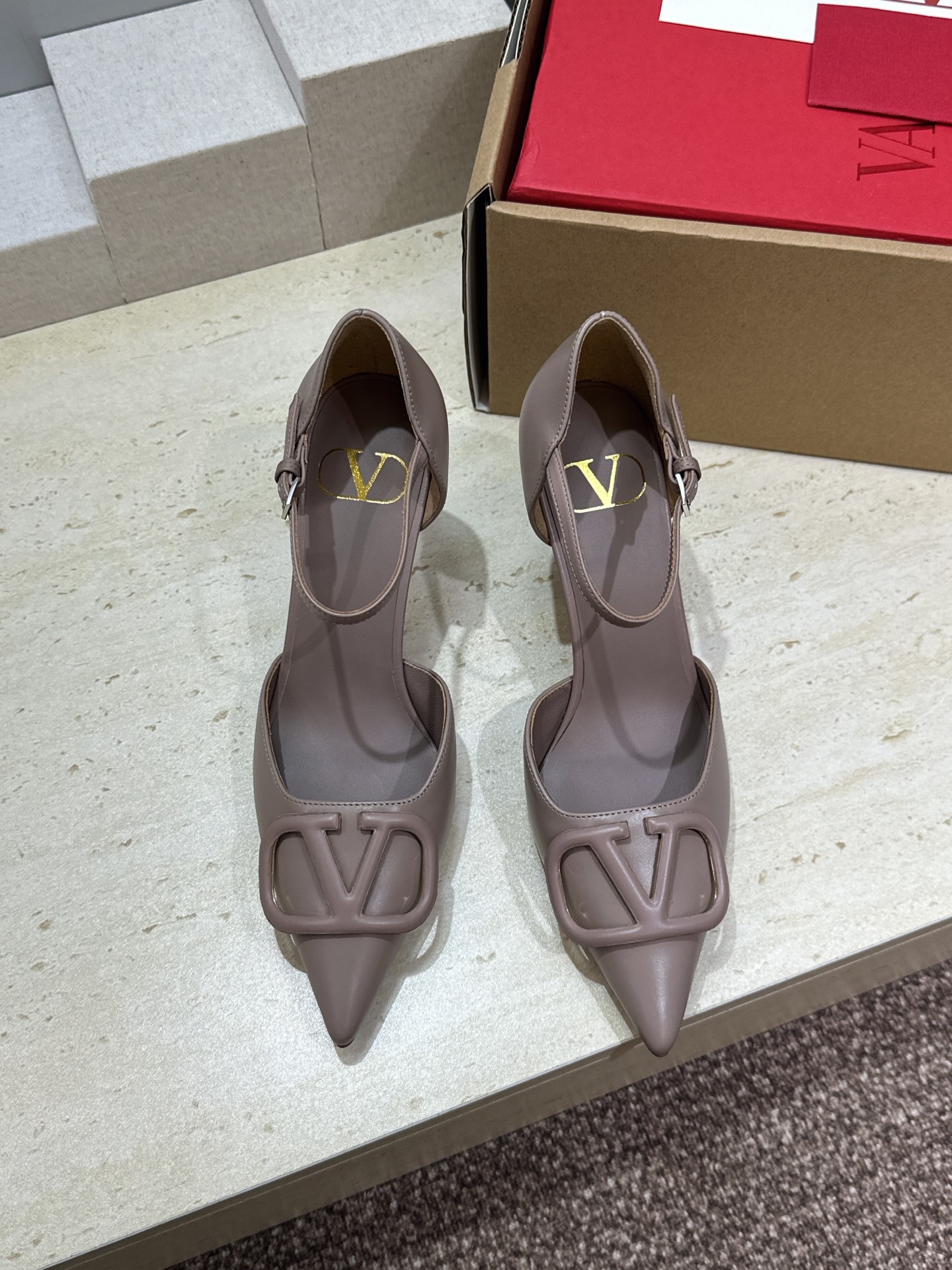 (配全套飞机盒)顶级版 Valentino 春夏经典款时尚气质女鞋 华伦天奴字母logo五金扣尖头高跟中