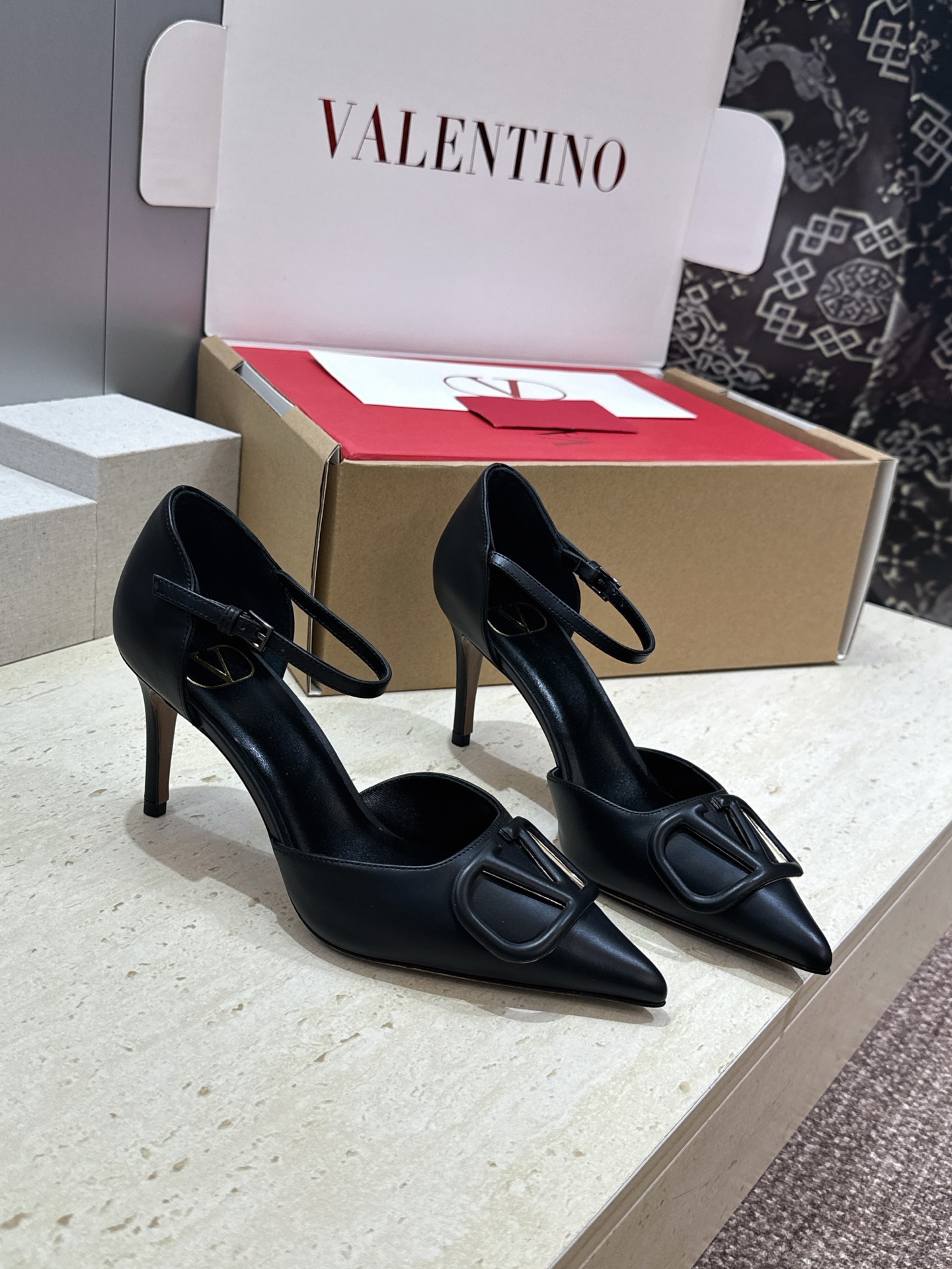 (配全套飞机盒)顶级版 Valentino 春夏经典款时尚气质女鞋 华伦天奴字母logo五金扣尖头高跟中