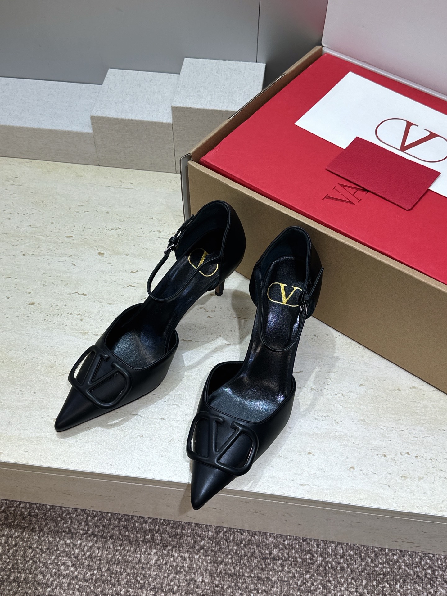 (配全套飞机盒)顶级版 Valentino 春夏经典款时尚气质女鞋 华伦天奴字母logo五金扣尖头高跟中