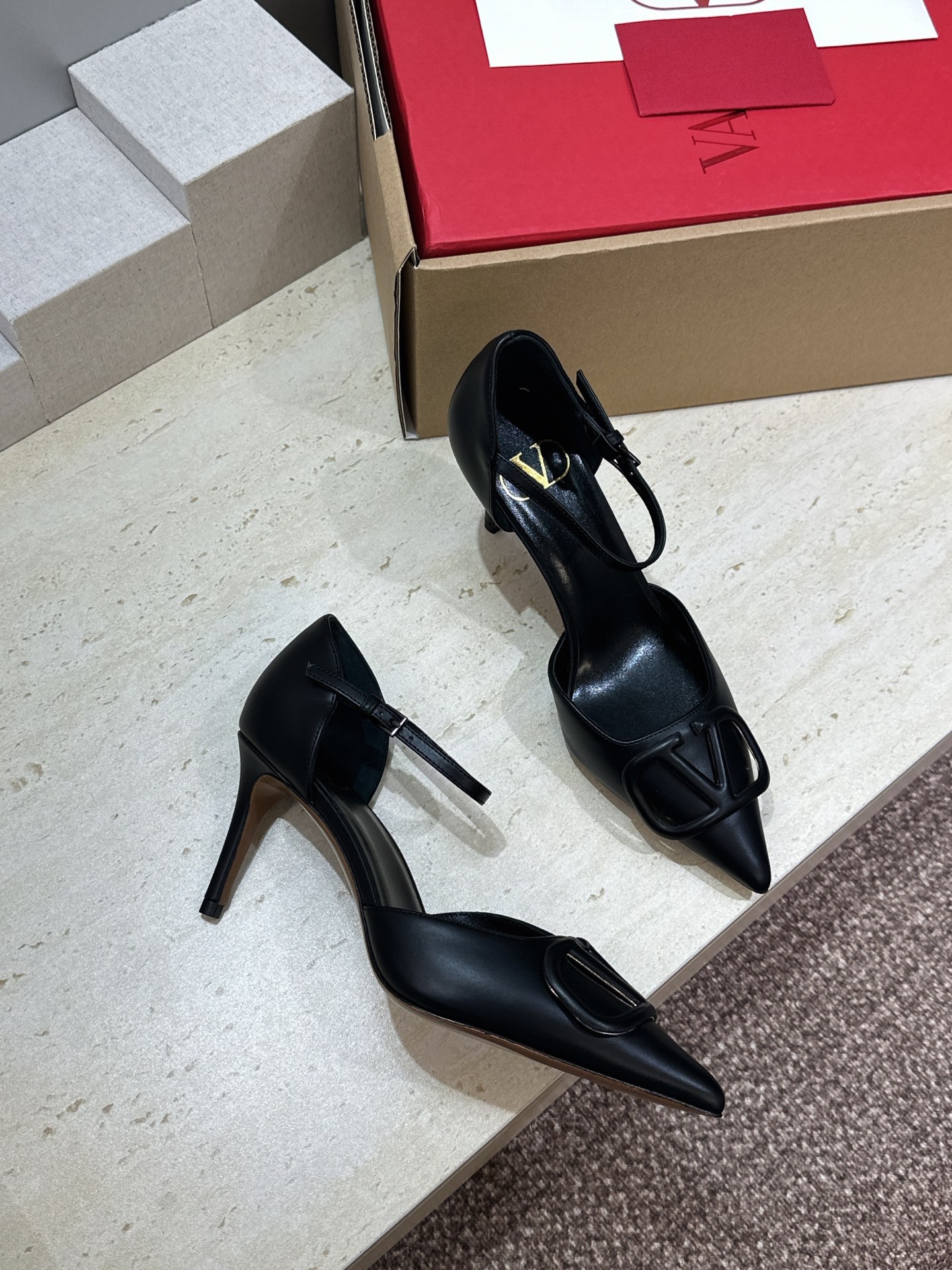 (配全套飞机盒)顶级版 Valentino 春夏经典款时尚气质女鞋 华伦天奴字母logo五金扣尖头高跟中