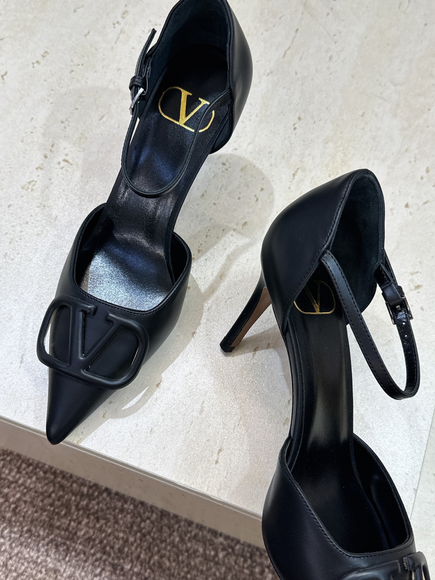 (配全套飞机盒)顶级版 Valentino 春夏经典款时尚气质女鞋 华伦天奴字母logo五金扣尖头高跟中