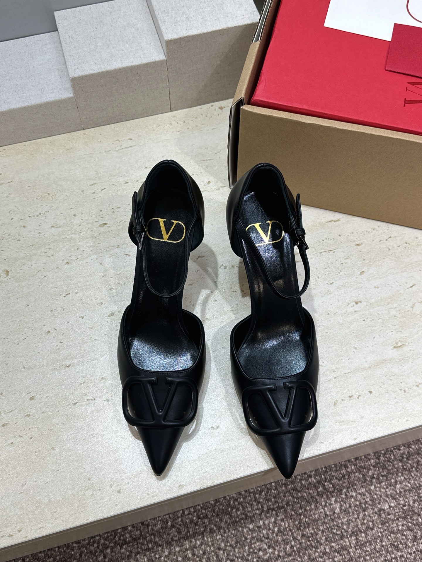 (配全套飞机盒)顶级版 Valentino 春夏经典款时尚气质女鞋 华伦天奴字母logo五金扣尖头高跟中