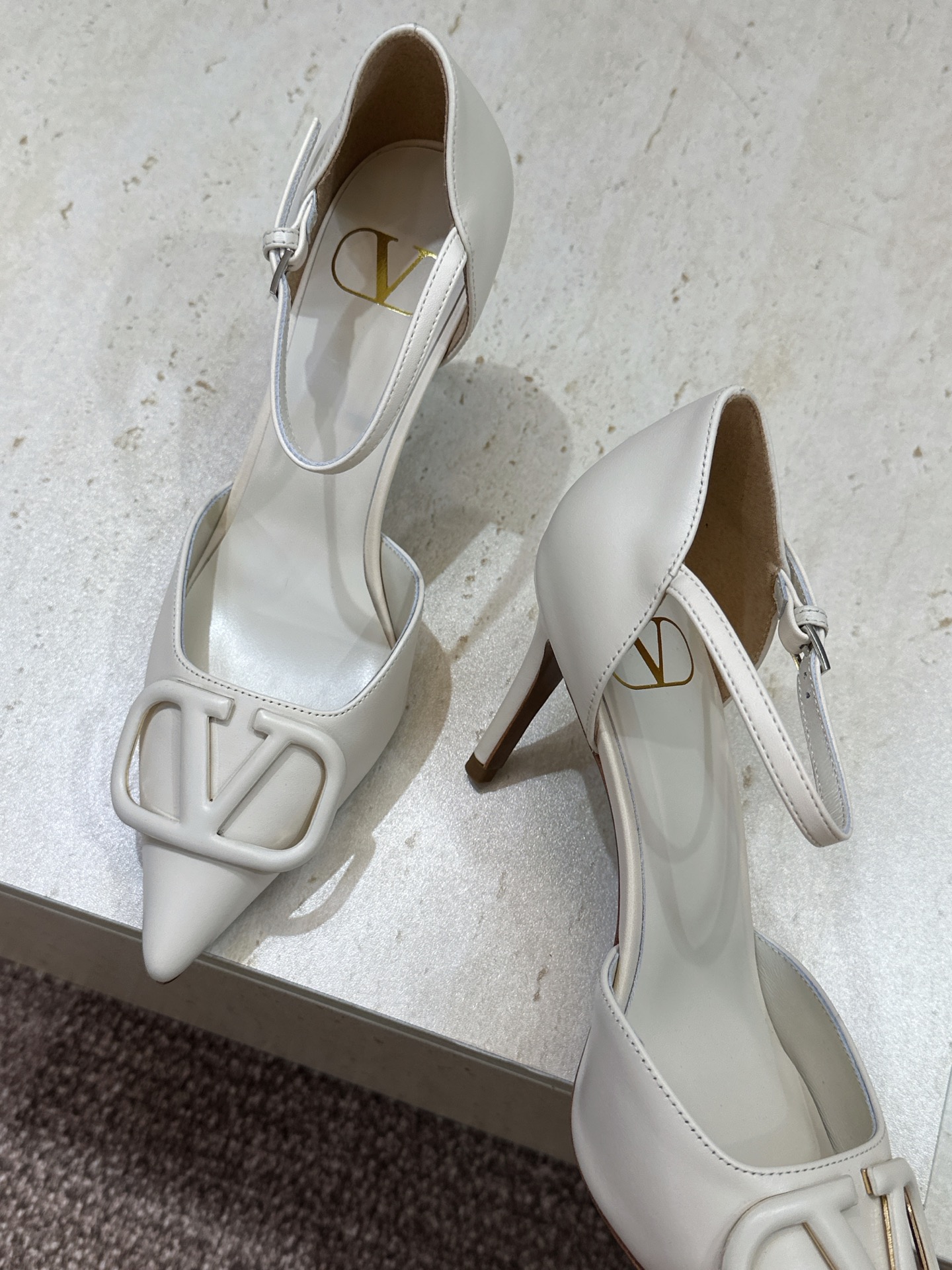 (配全套飞机盒)顶级版 Valentino 春夏经典款时尚气质女鞋 华伦天奴字母logo五金扣尖头高跟中
