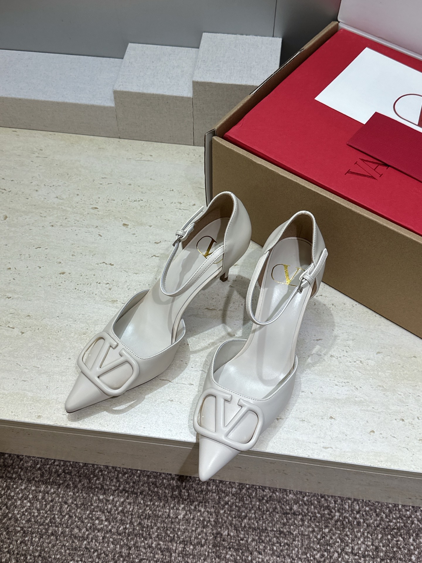 (配全套飞机盒)顶级版 Valentino 春夏经典款时尚气质女鞋 华伦天奴字母logo五金扣尖头高跟中